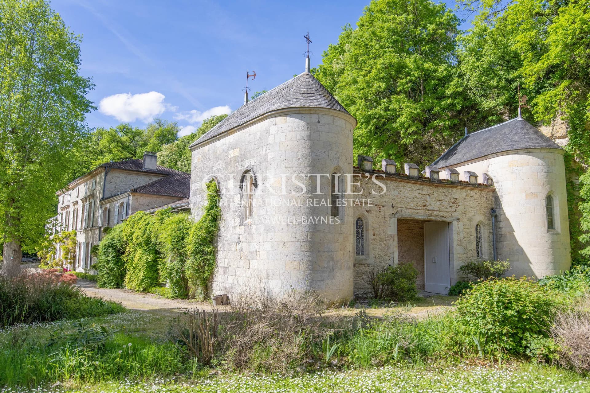 Le Château Éblouissant et Noble Avec des Tours Majestueuses