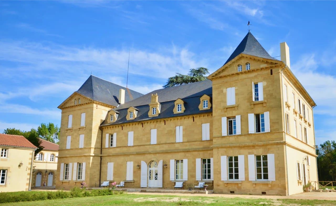 Château Extraordinaire et Domaine au milieu des vignes près de Bergerac