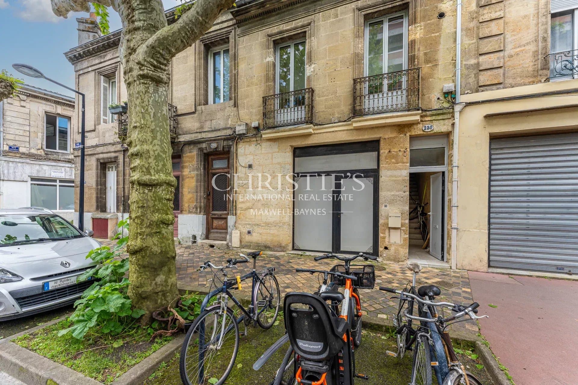 STONE BUILDING WITH COMMERCIAL SPACE AND APARTMENT – BORDEAUX CITY CENTRE