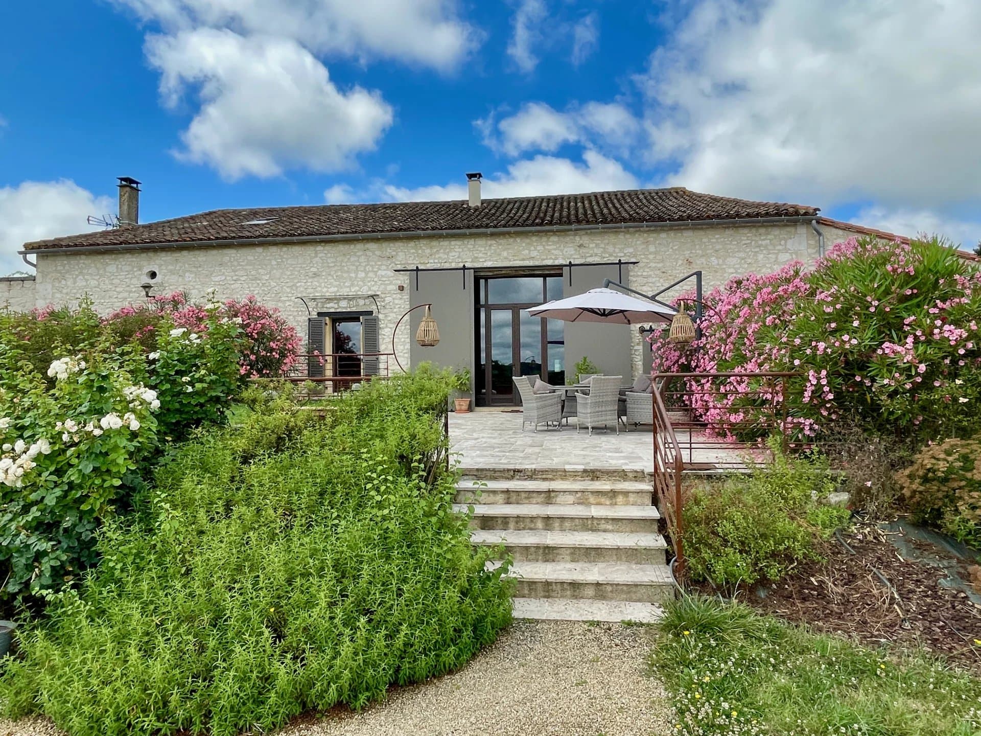 Ferme superbement rénovée avec une vue spectaculaire sur les vignobles - Bergerac