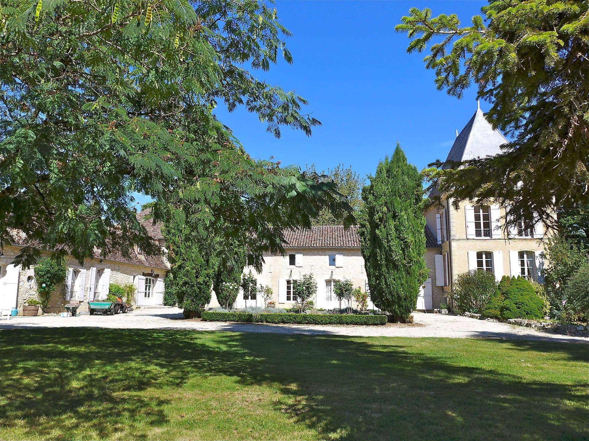 Riverside Chateau with pool near Bergerac