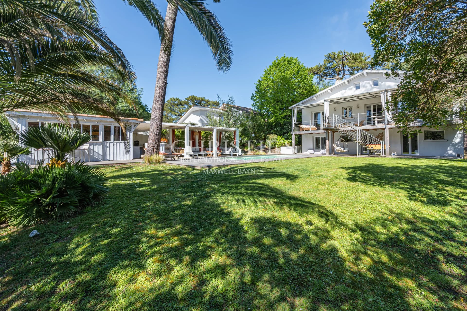 Villa familiale avec piscine grand jardin