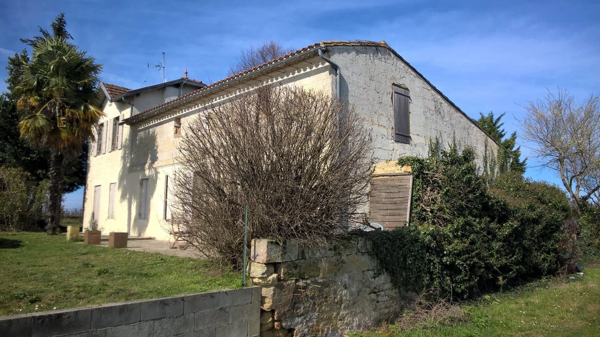 Proche de Saint-Emilion, une jolie maison en pierres avec des vues exceptionnelles.