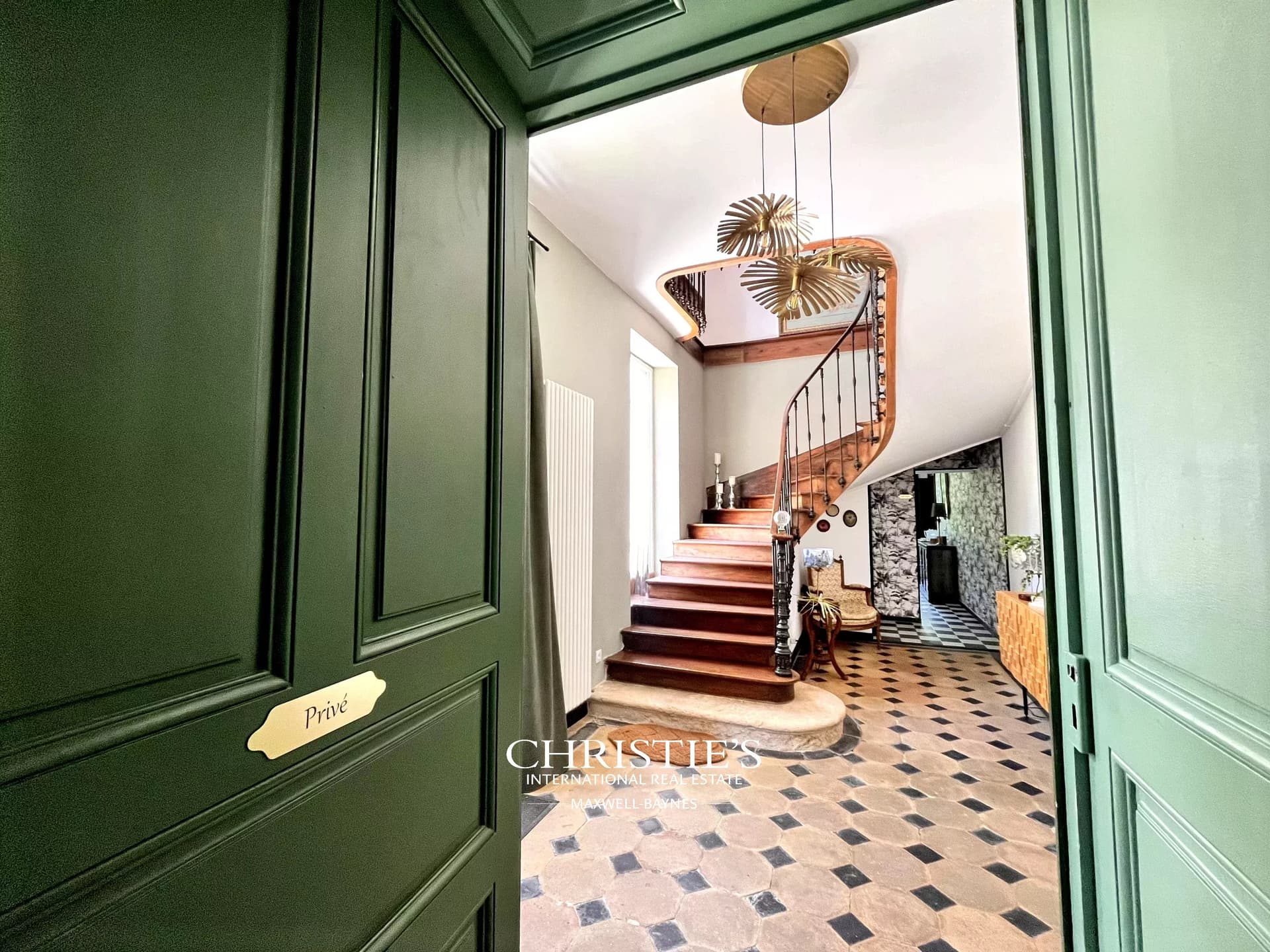 A historic house with elegantly restored interiors, in the heart of Gascony