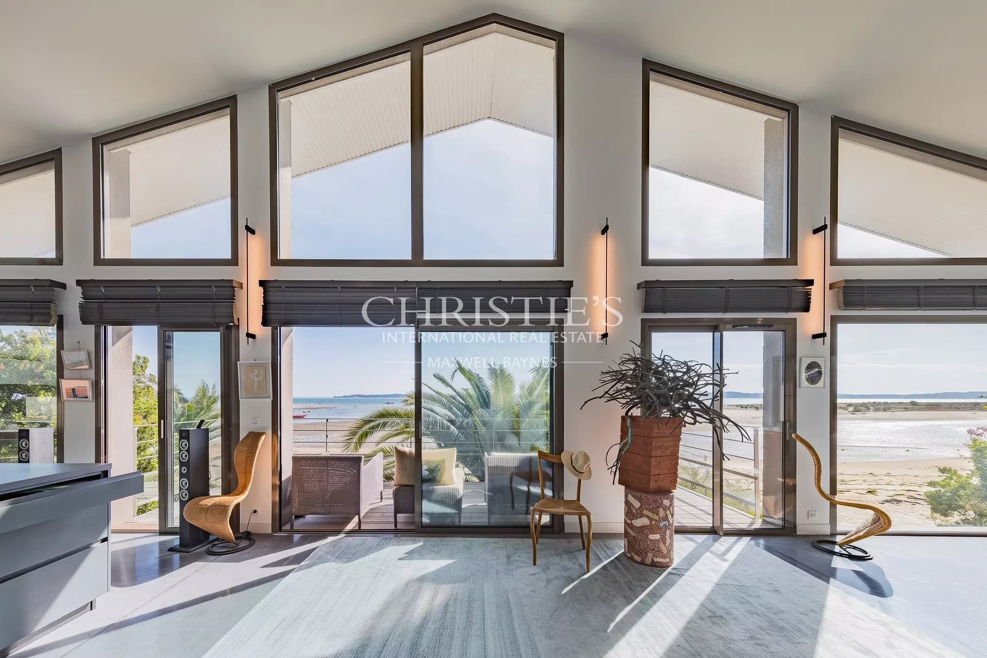 In the heart of Cap Ferret, in a first-line position, with a swimming pool and lift.