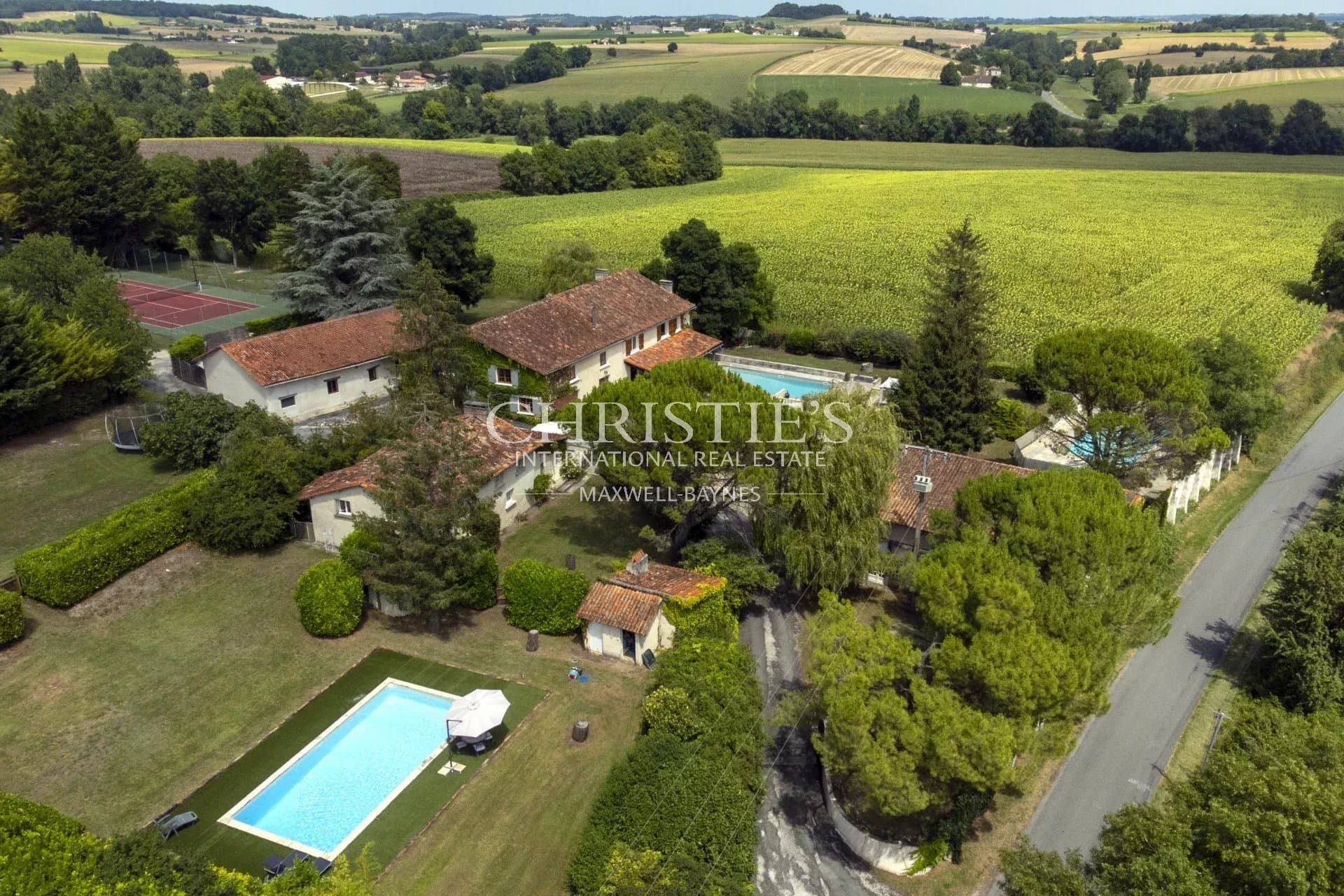 Exclusif : Domaine privé à vendre avec 4 maisons, 3 piscines et un terrain de tennis