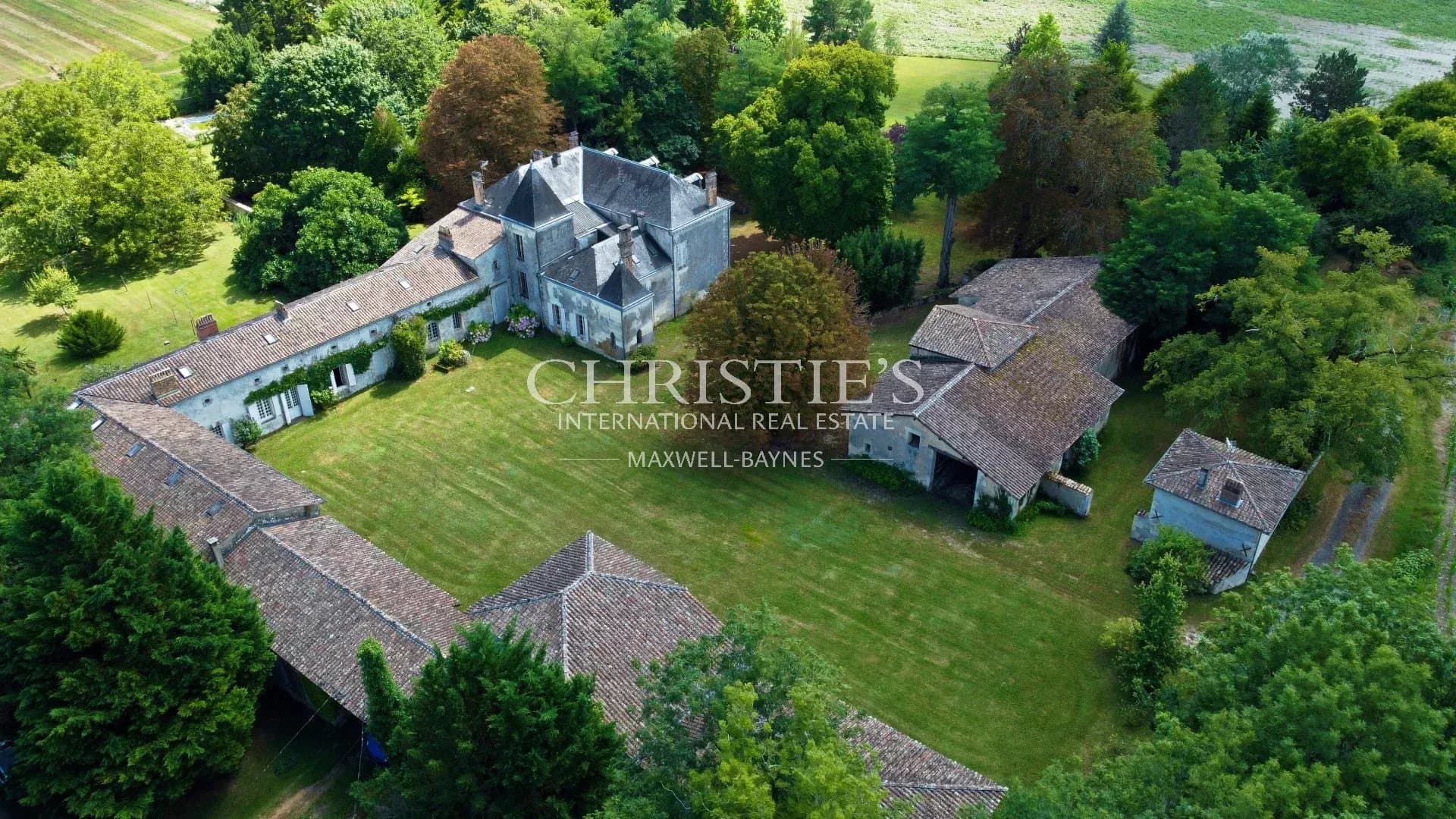 Large estate in need of renovation with tourist potential for seminars, weddings, etc. 4 houses + outbuildings
