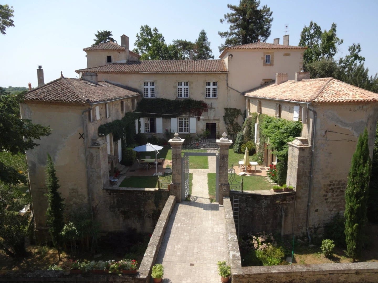 Château avec environ 47 ha de prairies et forêt