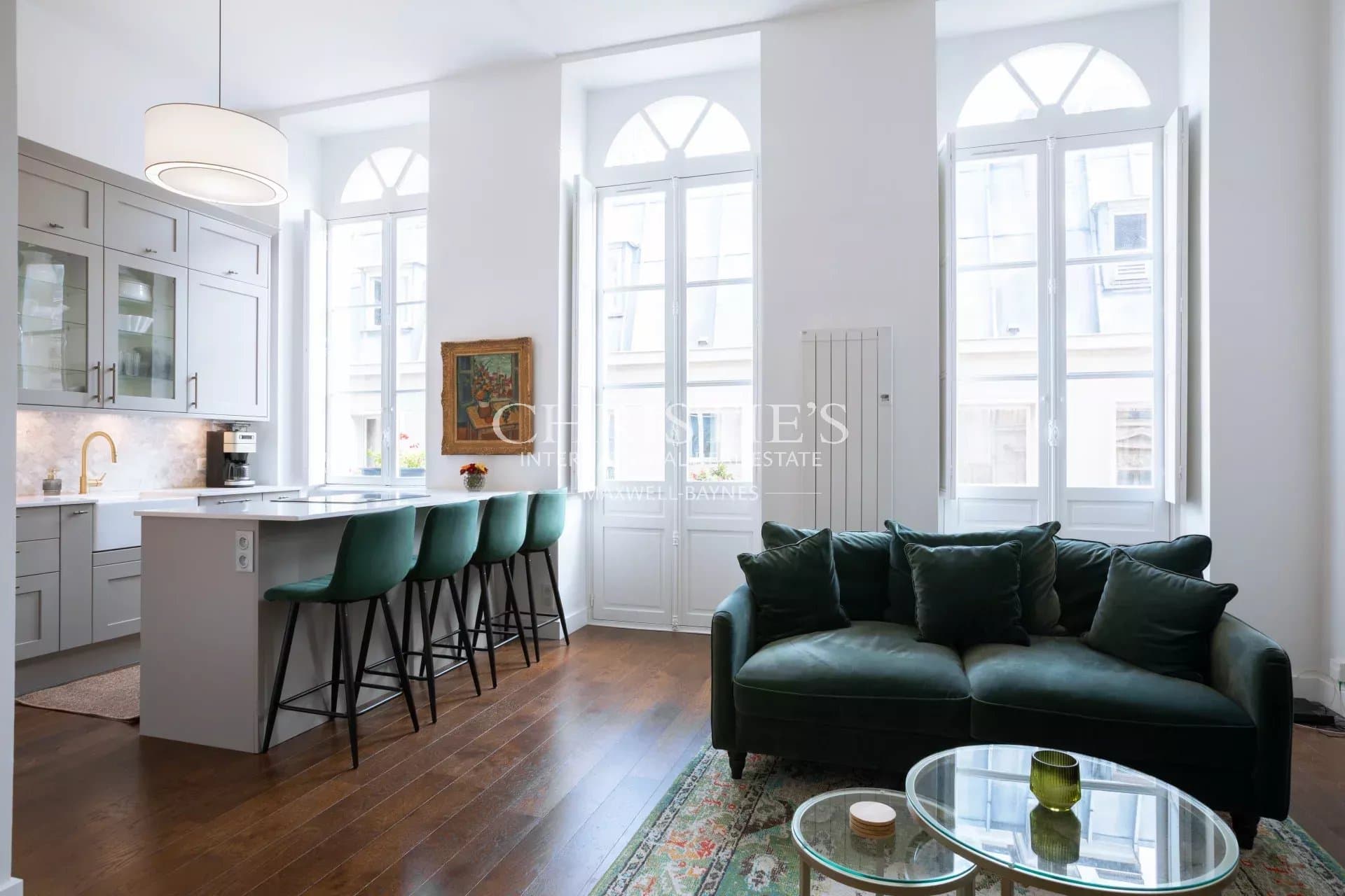 Lovely apartment with balcony in the golden triangle