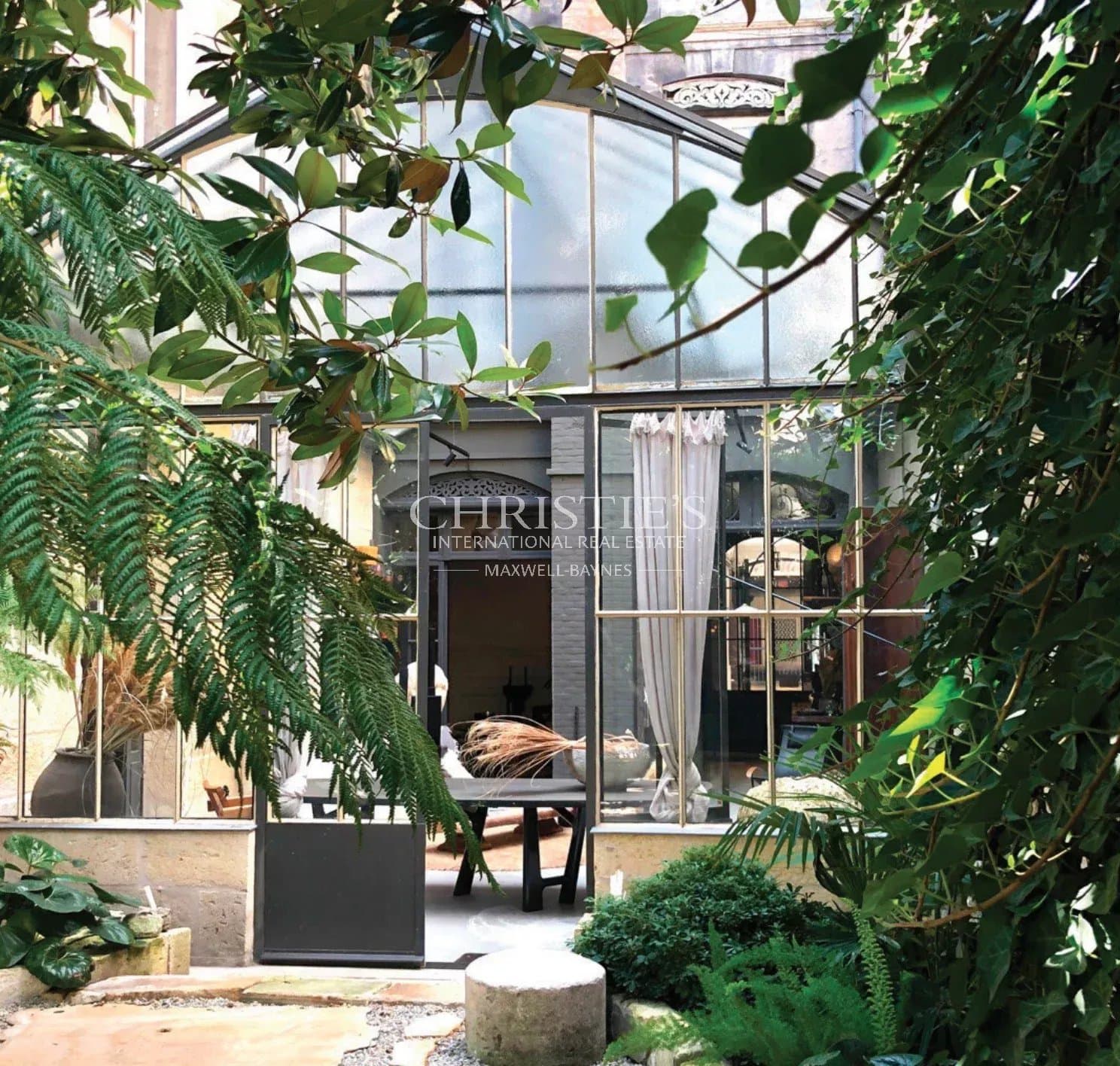 CONFIDENTIAL SALE: BORDEAUX Centre: Apartment with glass roof and garden