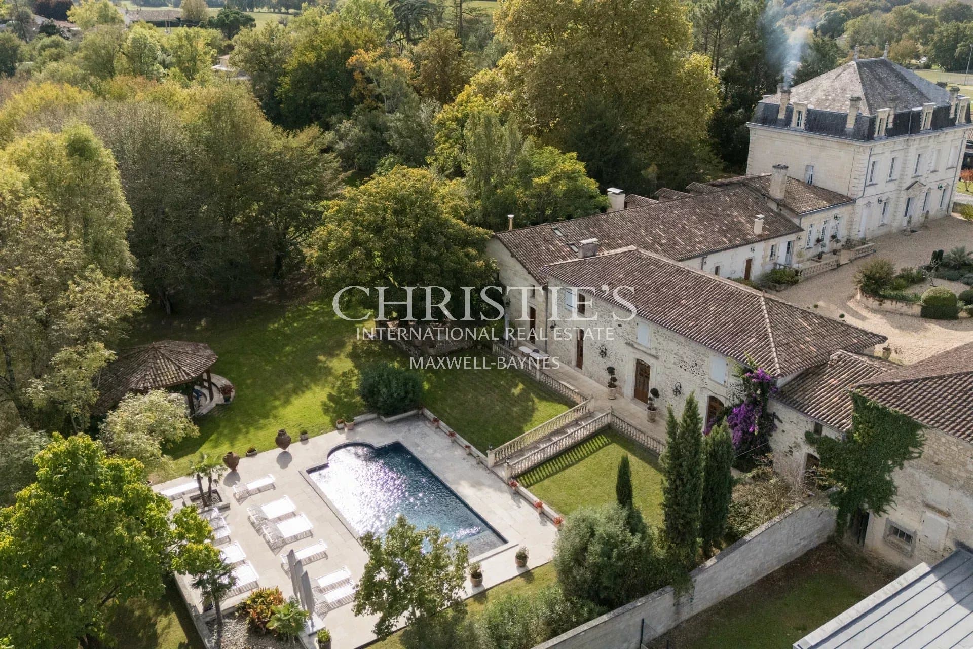 A 20 km au nord de Libourne, grande propriété de charme avec manoir, longère, salle de cinéma, petit vignoble...