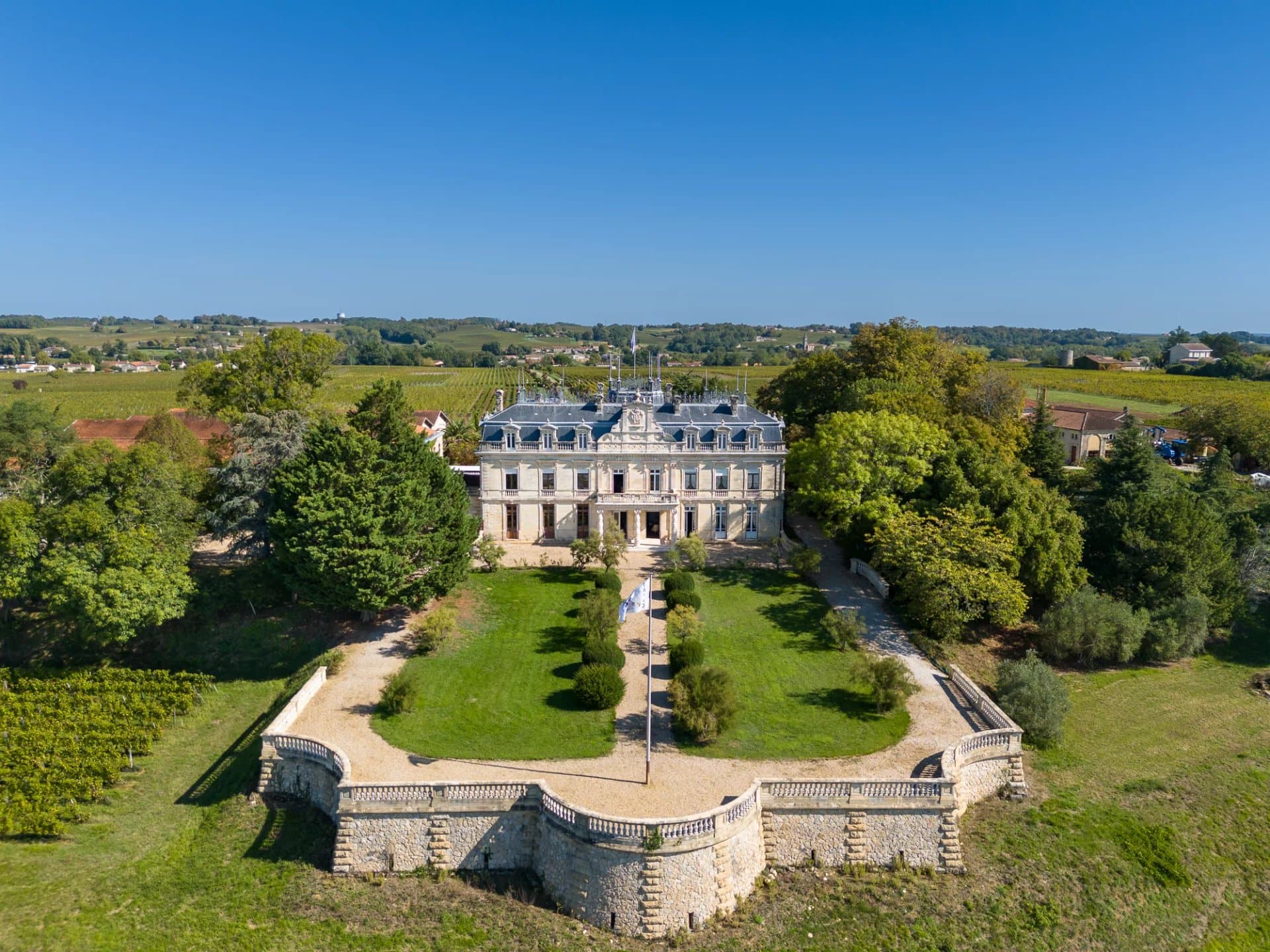 A vendre beau domaine viticole avec Château du XIXème siècle surplombant la rivière - Idéal pour un projet d'œnotourisme