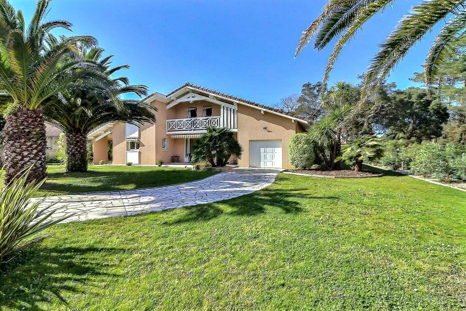 LABENNE-OCEAN  -  A PROPERTY WITH A SWIMMING POOL