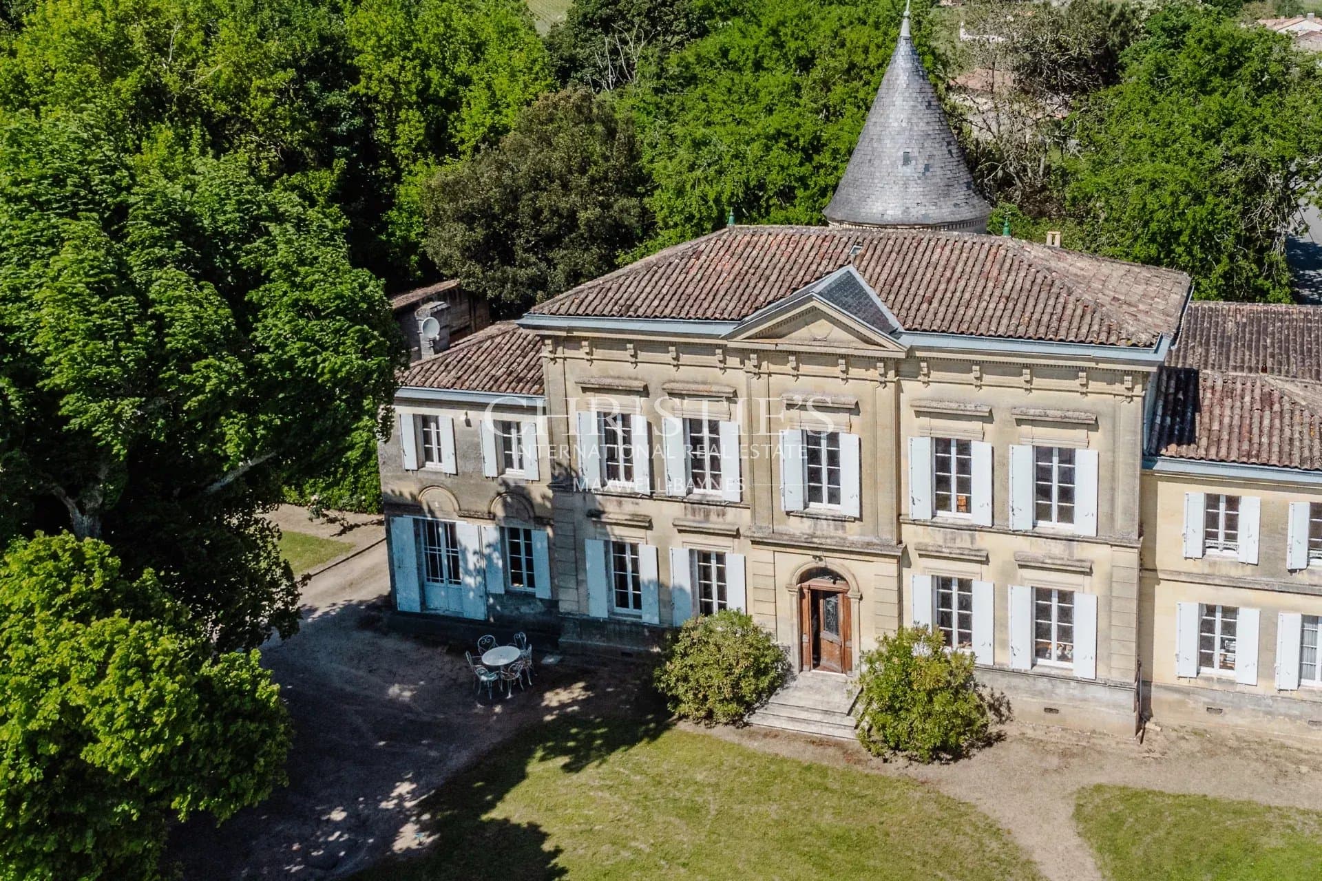 Élégant Château de Bourg du XIXe siècle au cœur de Saint-Émilion