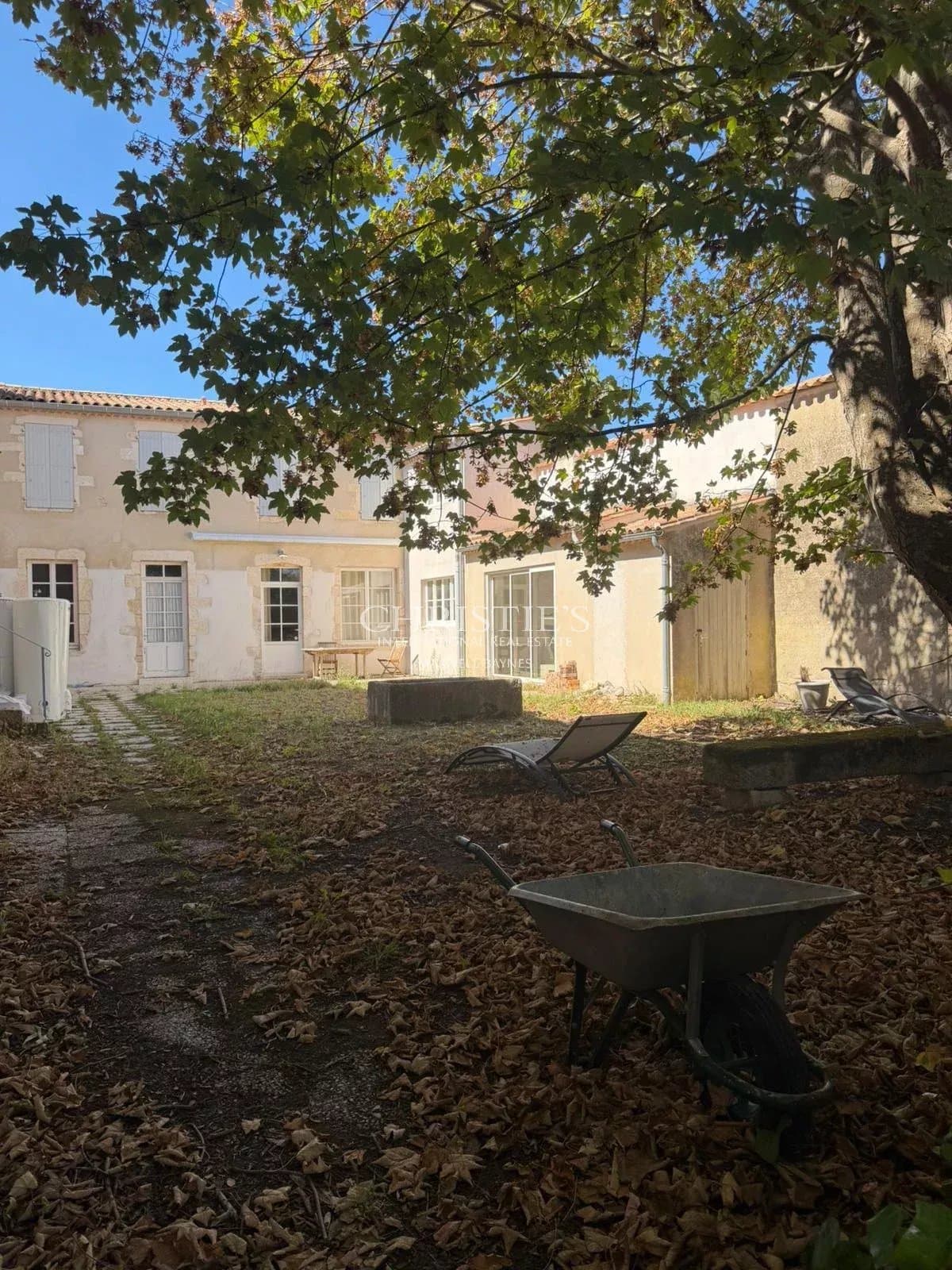Historical bâtisse to renovate in the center