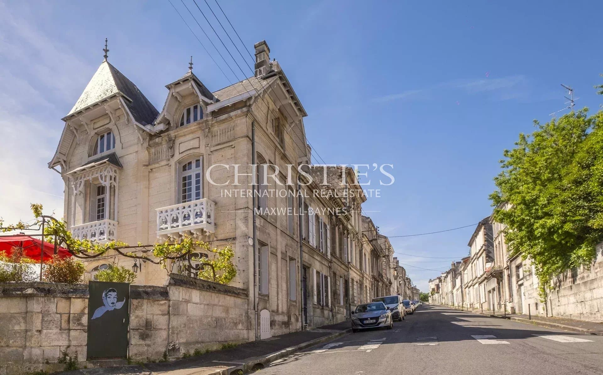 Magnificent Art Nouveau villa in the center of Angoulême.