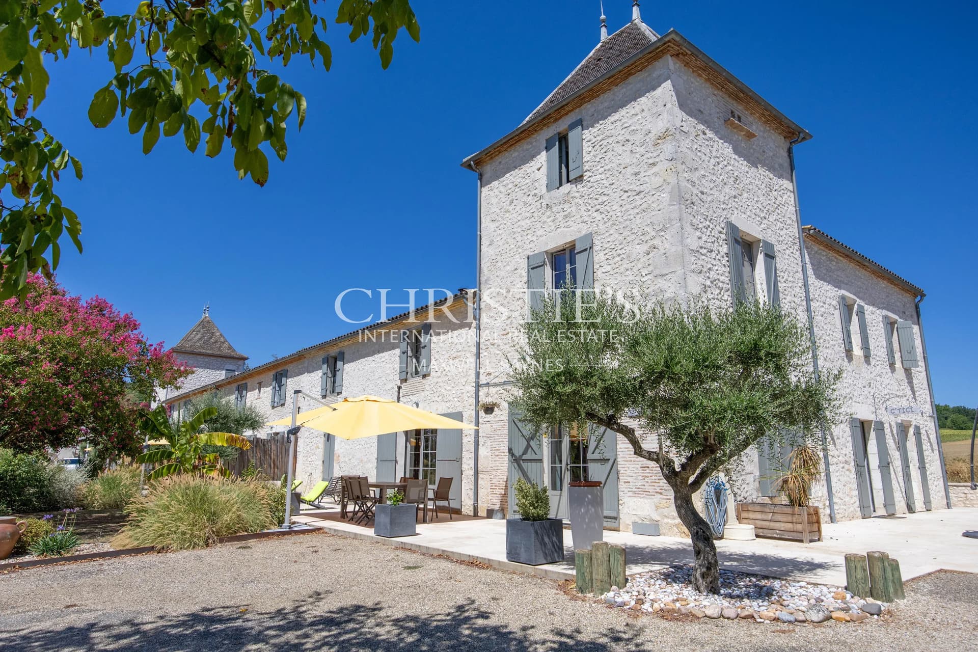 Domaine moulin‑château clé en main — trois gîtes, centre de bien‑être et lac dans le sud‑ouest de la France