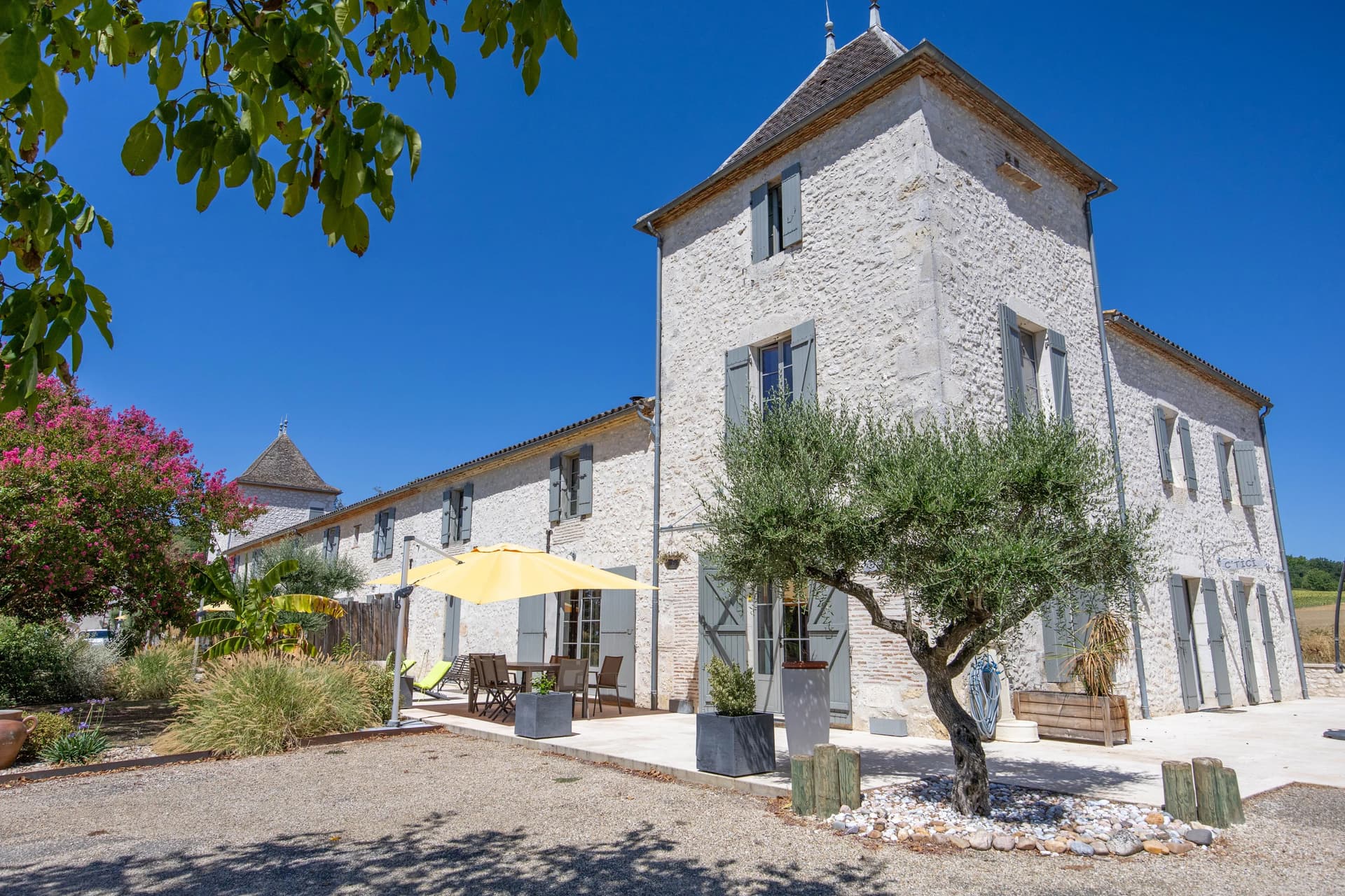 Domaine moulin‑château clé en main — trois gîtes, centre de bien‑être et lac dans le sud‑ouest de la France