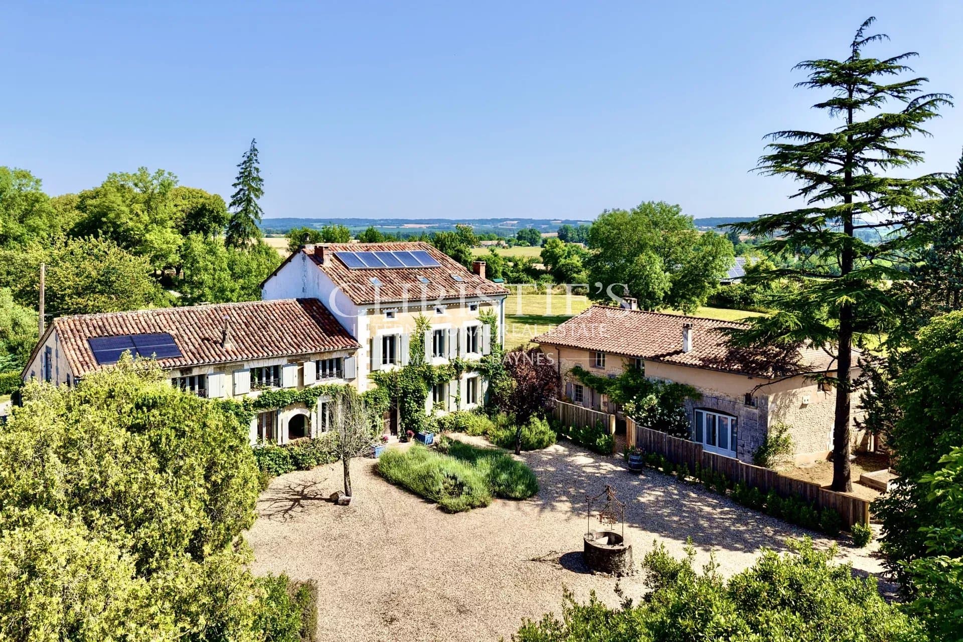 Exceptional estate near Aubeterre-sur-Dronne