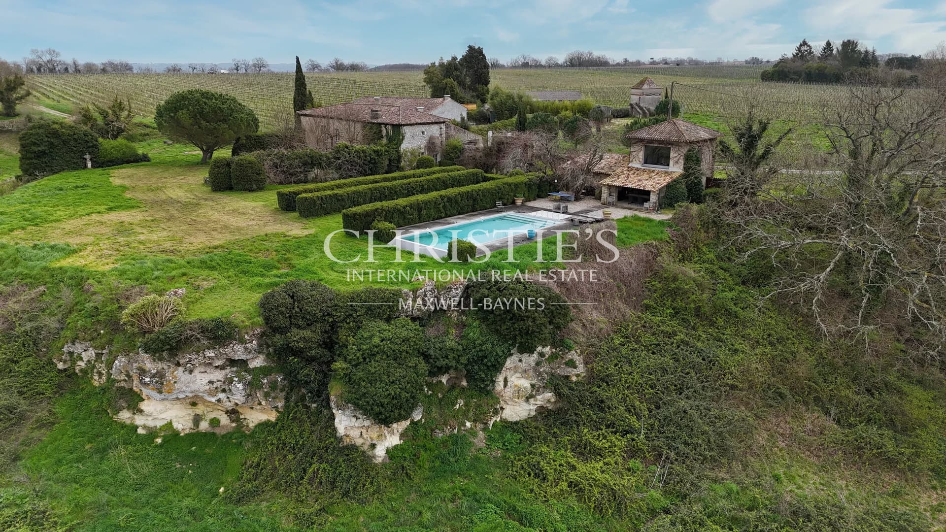 Close to Bordeaux and Saint-Émilion, a stone character house with panoramic views over the Entre-Deux-Mers hillsides