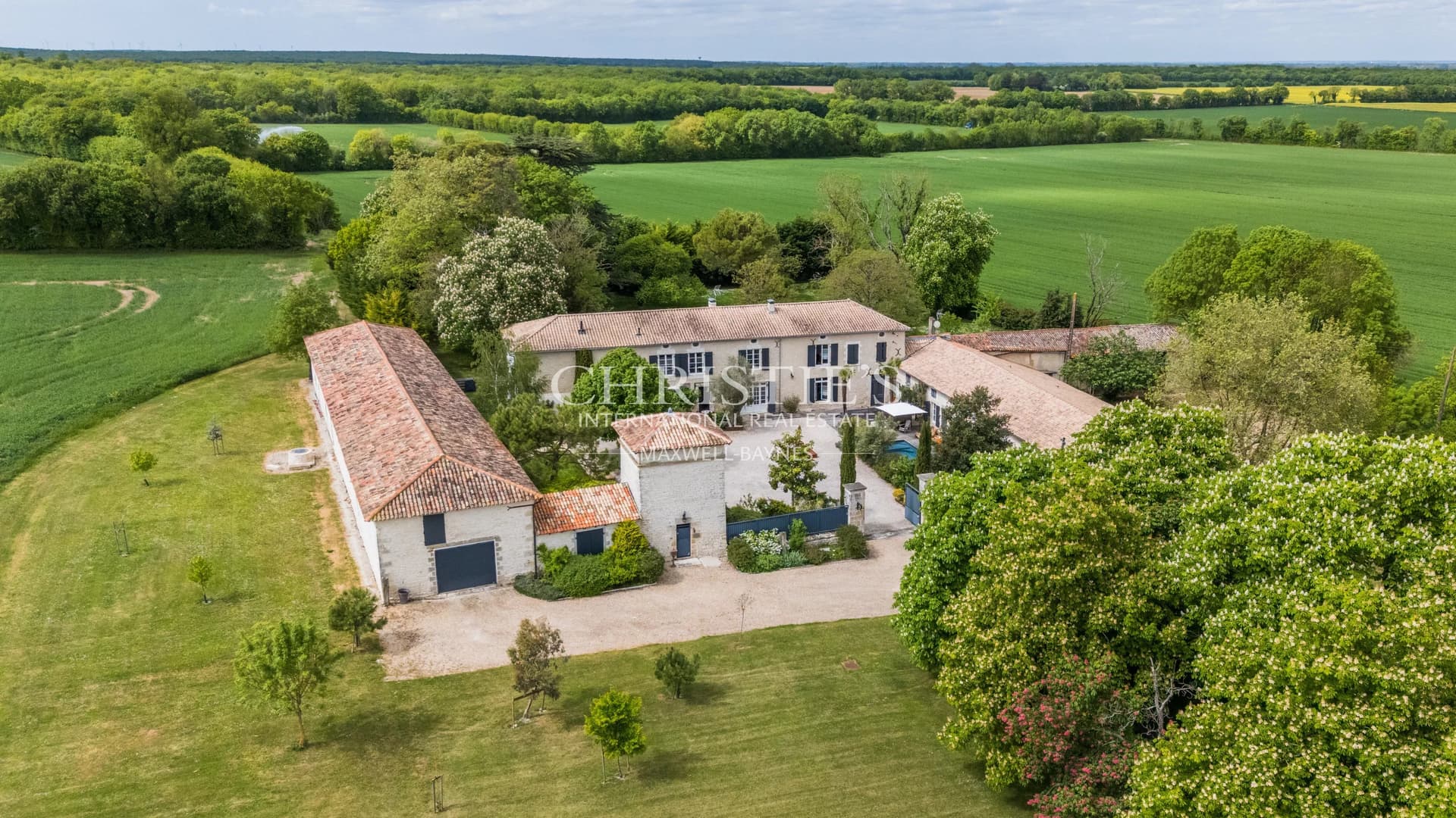 MAISON DE MAÎTRE DU XVe SIÈCLE – ÉLÉGANCE CONTEMPORAINE & ART DE VIVRE