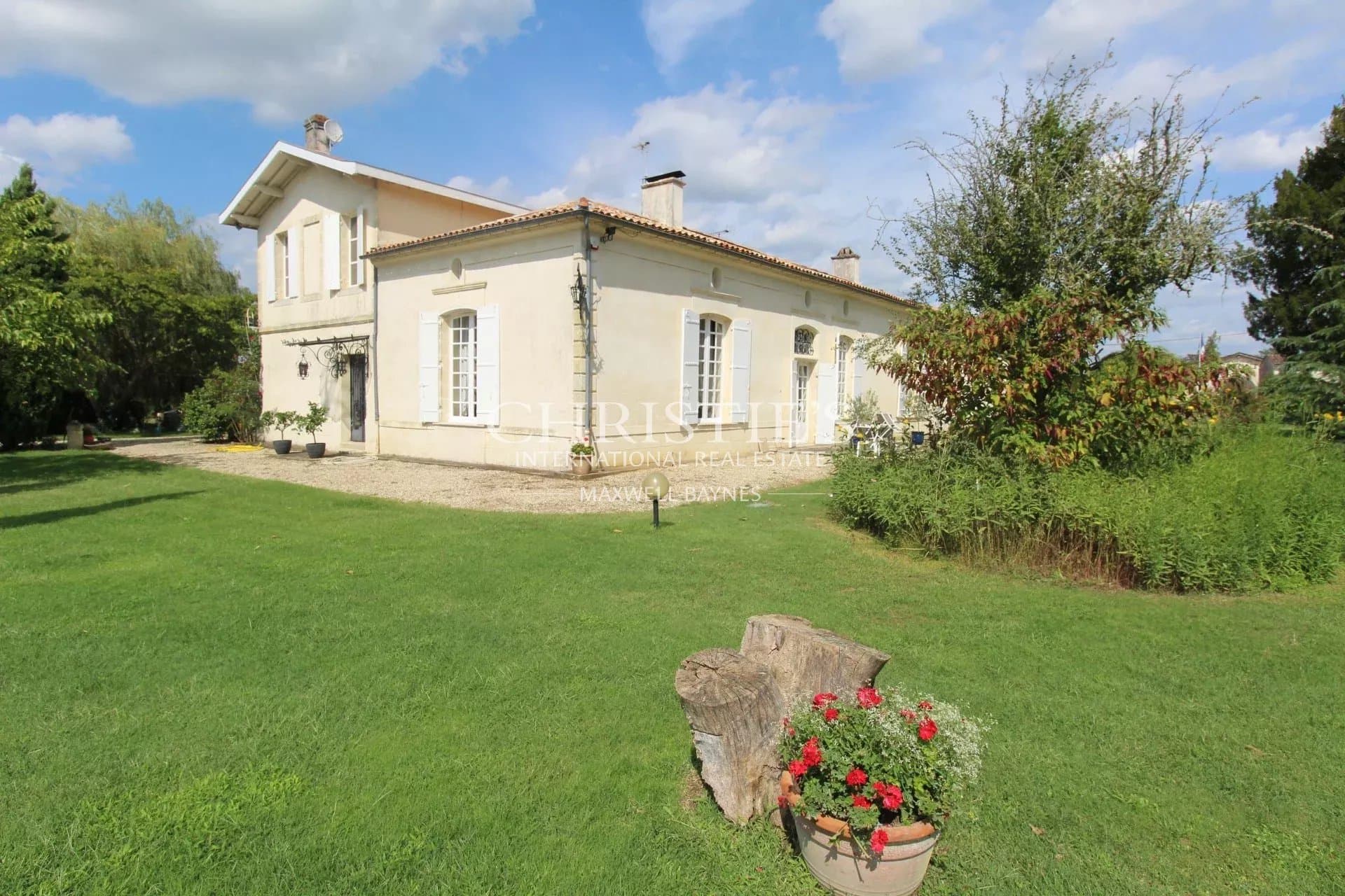 Vente maison de 350 m² et 7 hectares clos de murs