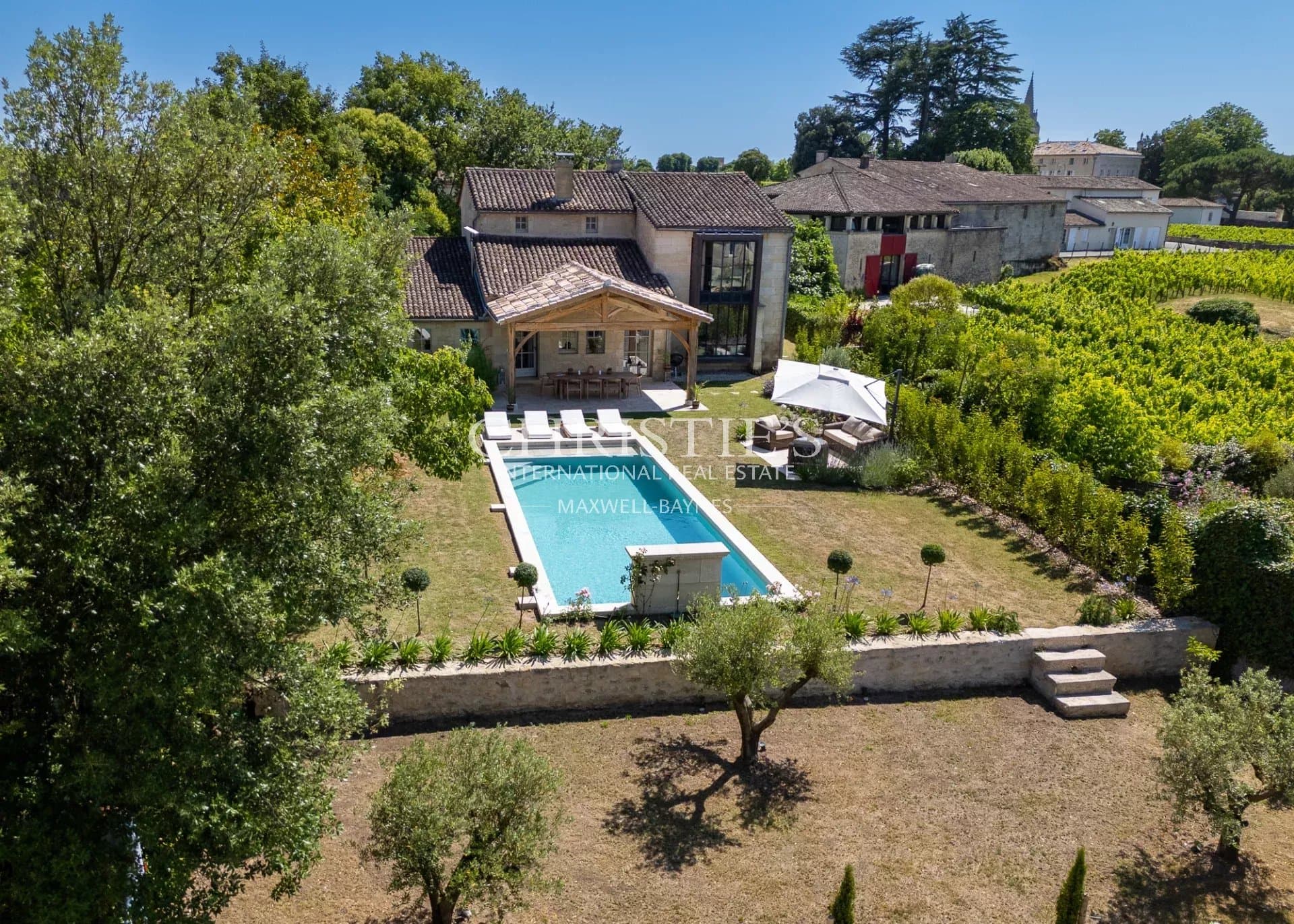 A vendre rare villa en pierre avec jardin, piscine et parking privé au cœur de Saint-Émilion