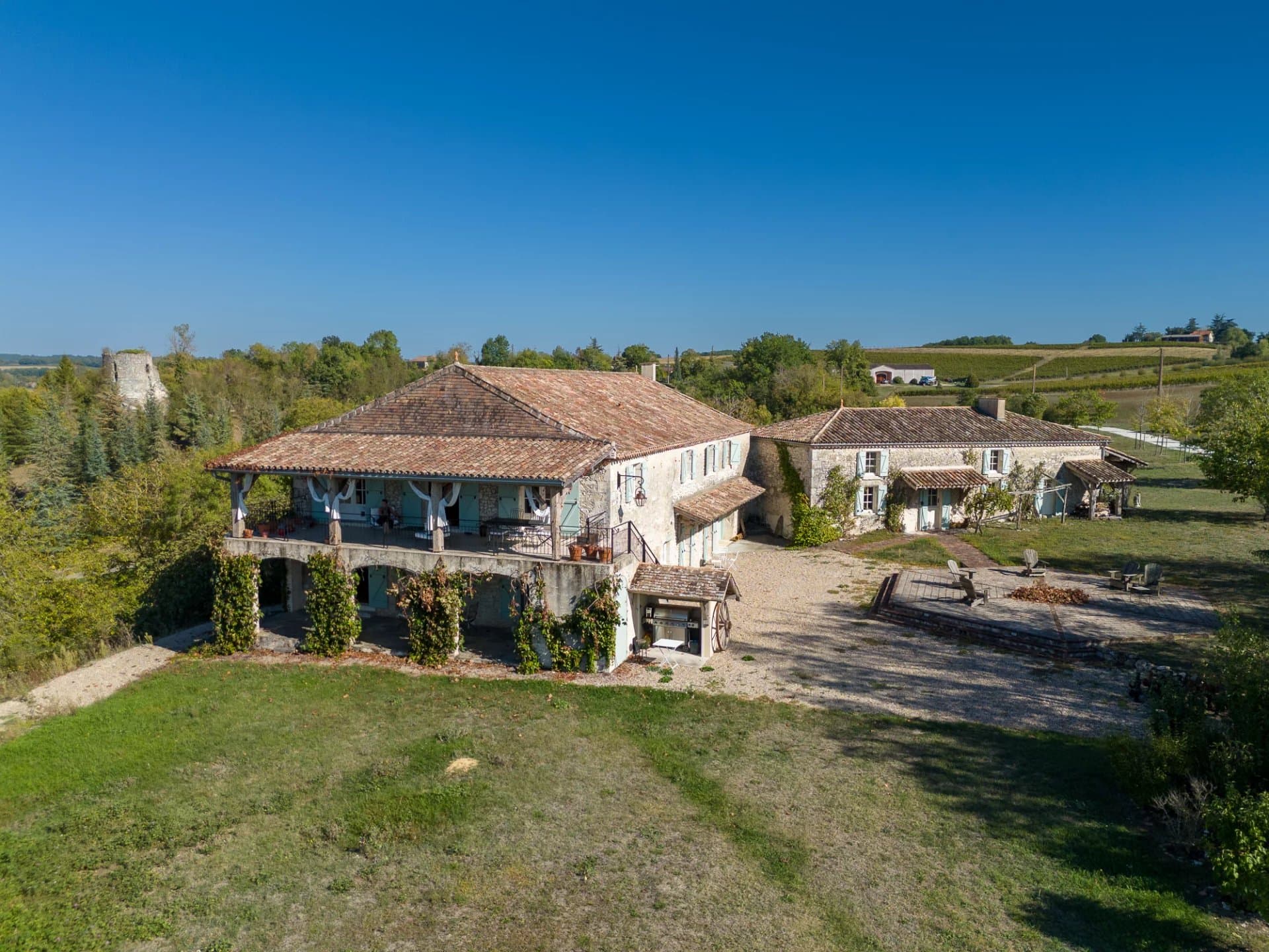 Domaine rural avec maison d'amis, piscine et 2.9 ha de terrain à proximité de Duras