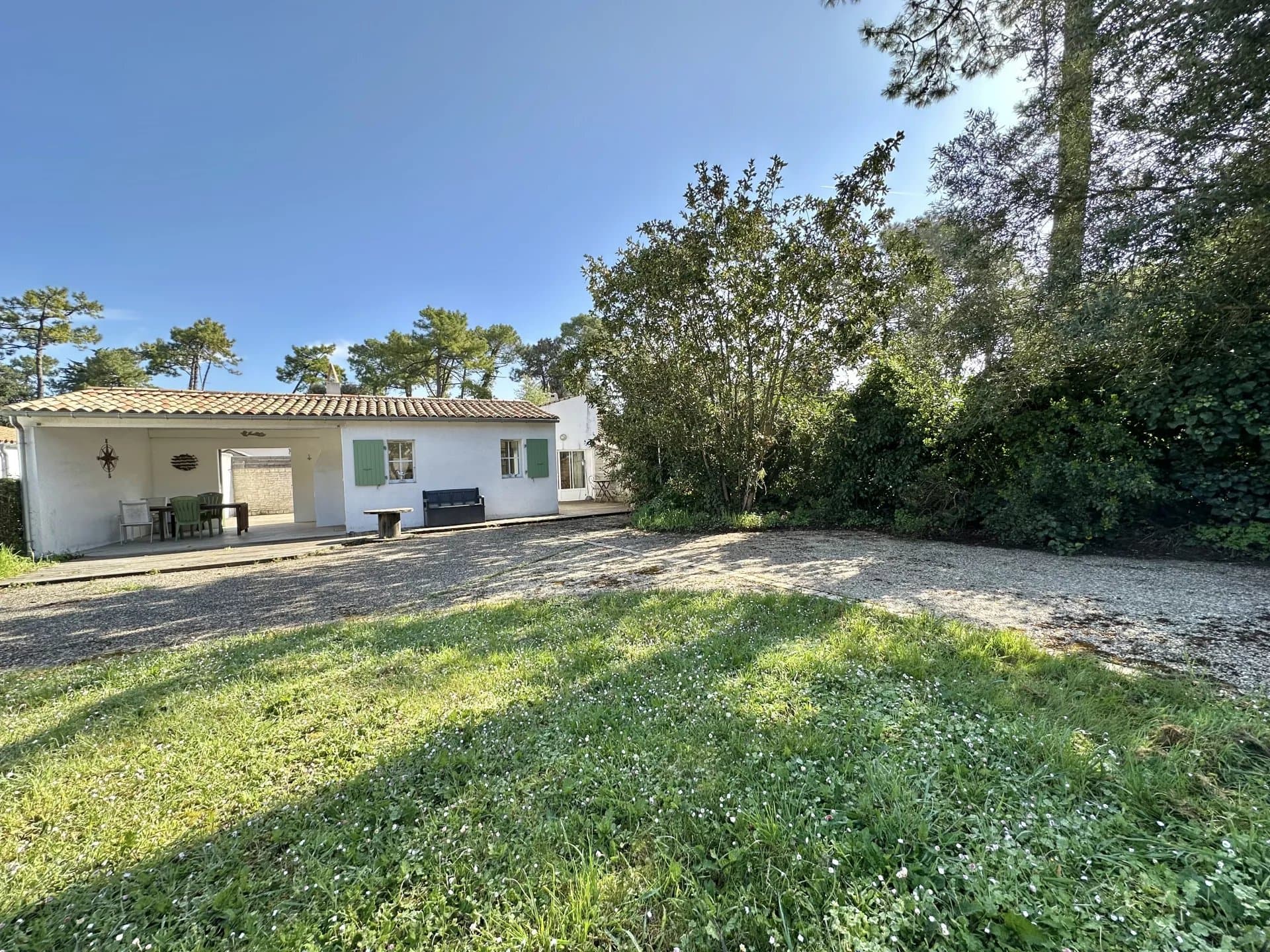 Single-storey house near the ocean