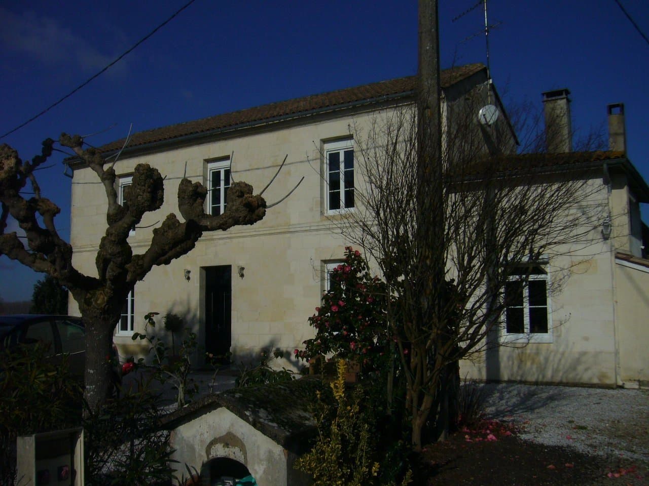 vignoble d'environ 12ha proche de Saint-Emilion avec 2 jolies maisons