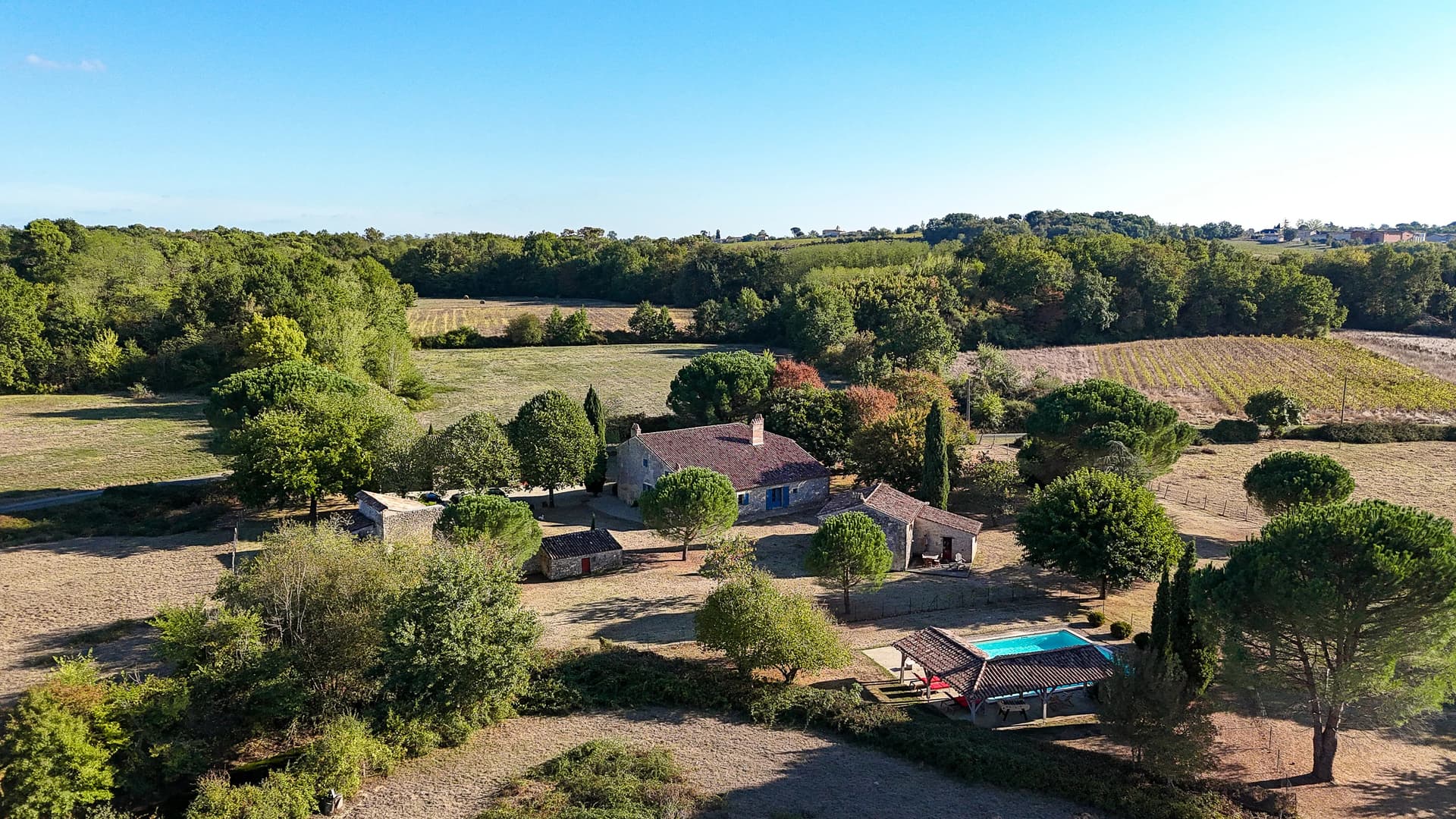 Propriété de charme avec gîte et piscine, à 40km de Bordeaux