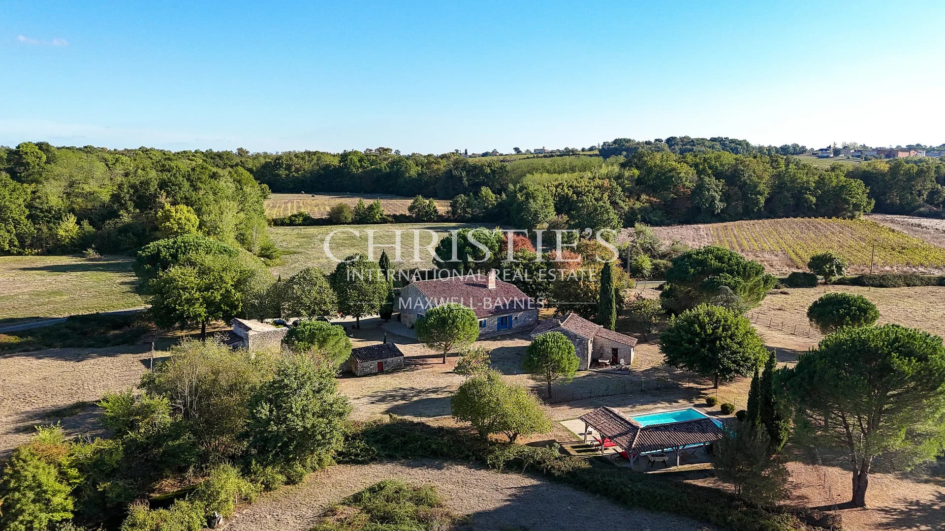 Charming Country Property with Guest Cottage and Swimming Pool, Just 40 km from Bordeaux