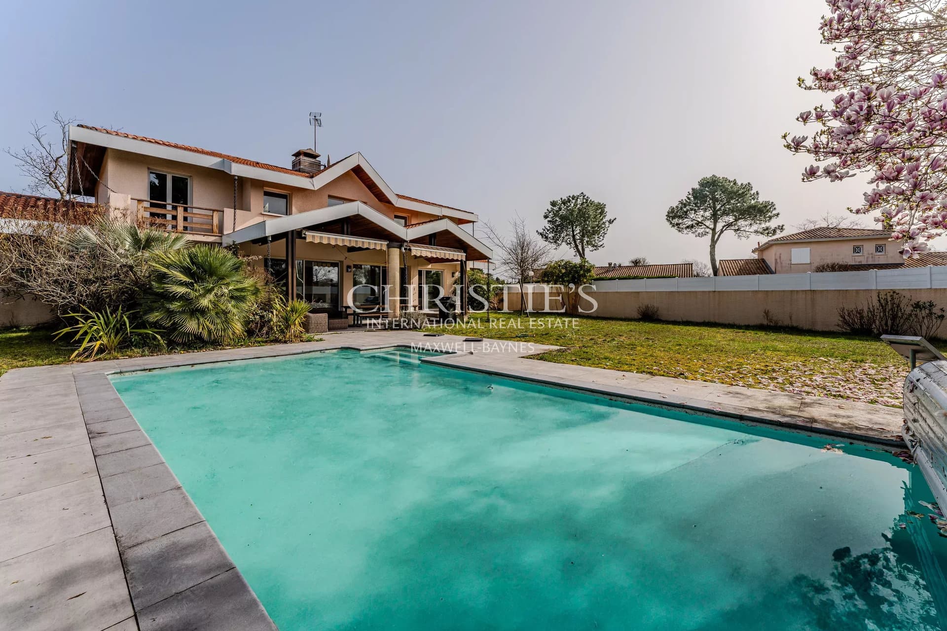 Charming 5-Bedroom Home with Pool in Gujan-Mestras, France