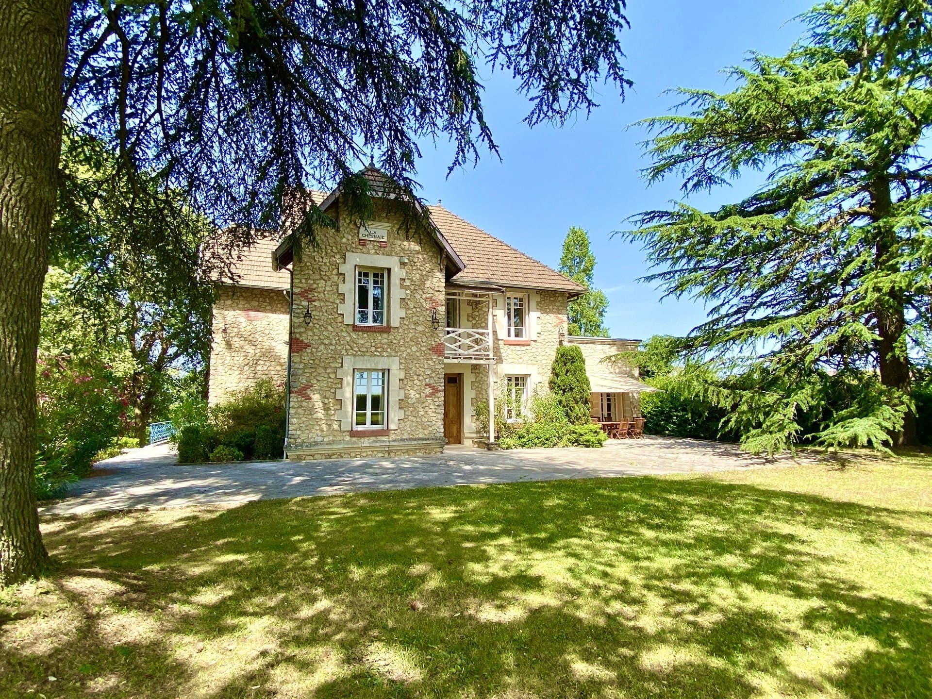 Superbe villa de type Arcachonnaise près de St Emilion avec 4 chambres et 3 salles de bains