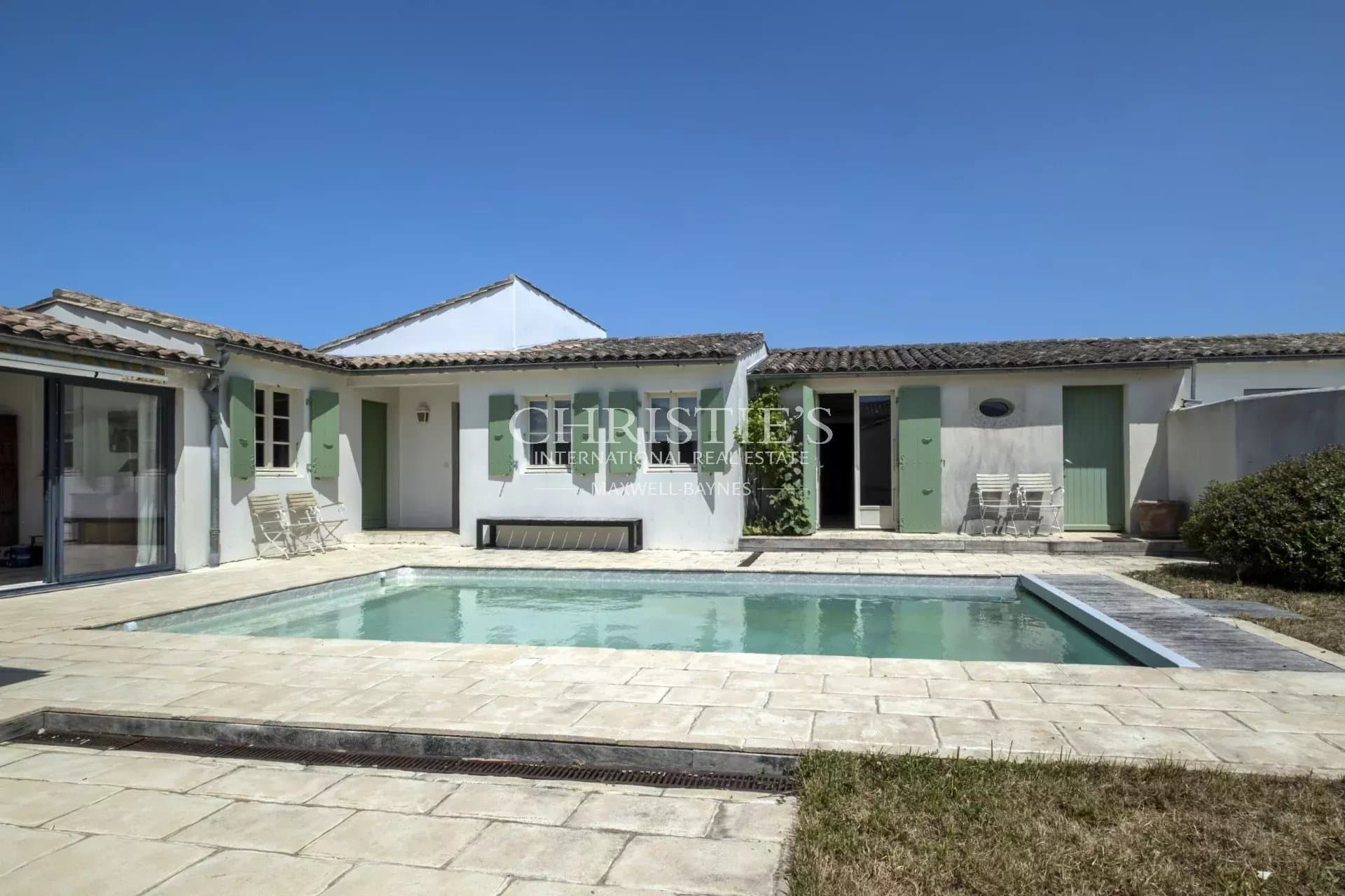 Family-owned property with a swimming pool, beach within walking distance, Sainte-Marie-de-Ré