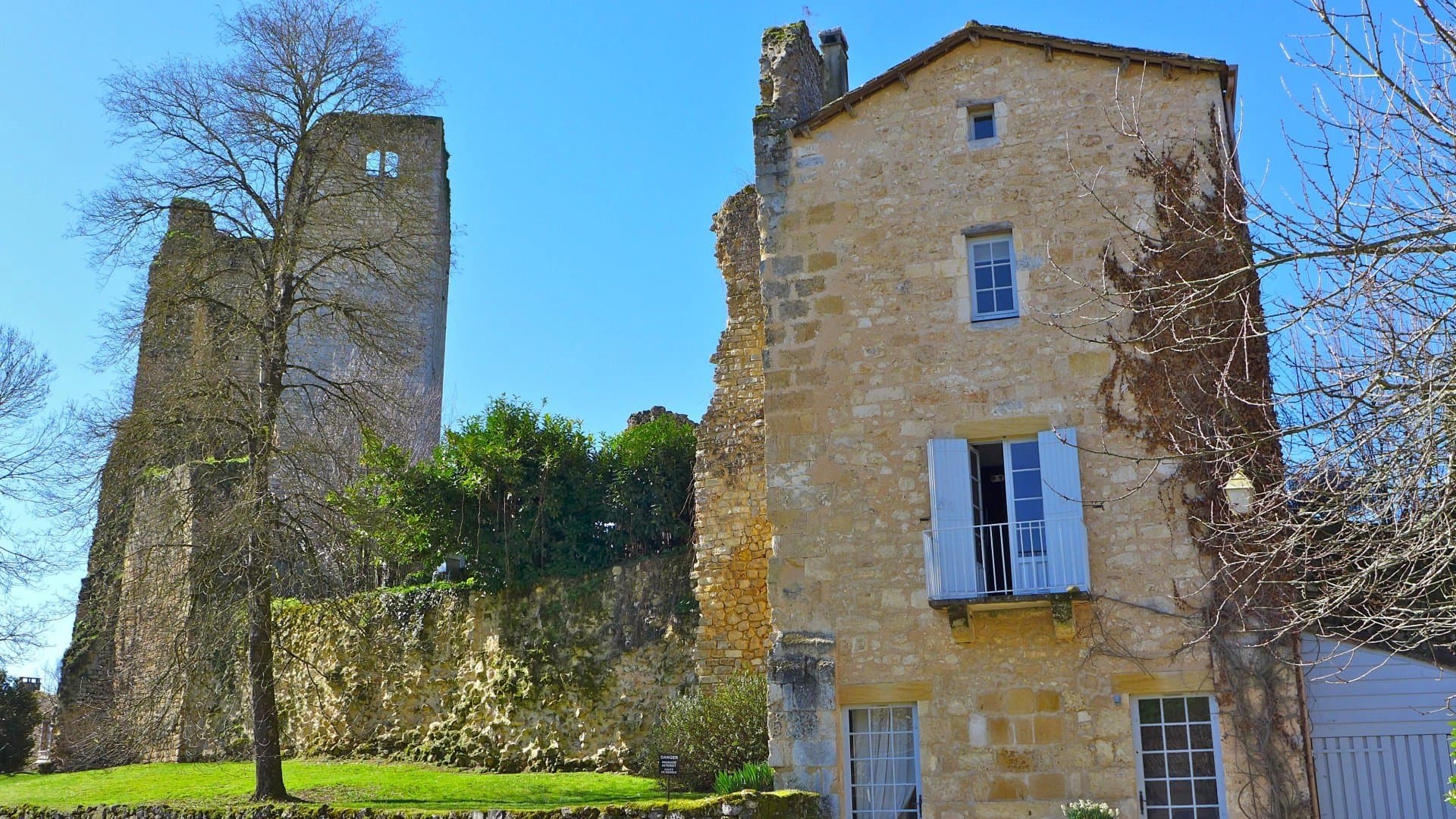 Unique château au sein d'un joli village avec donjon du XII siècle