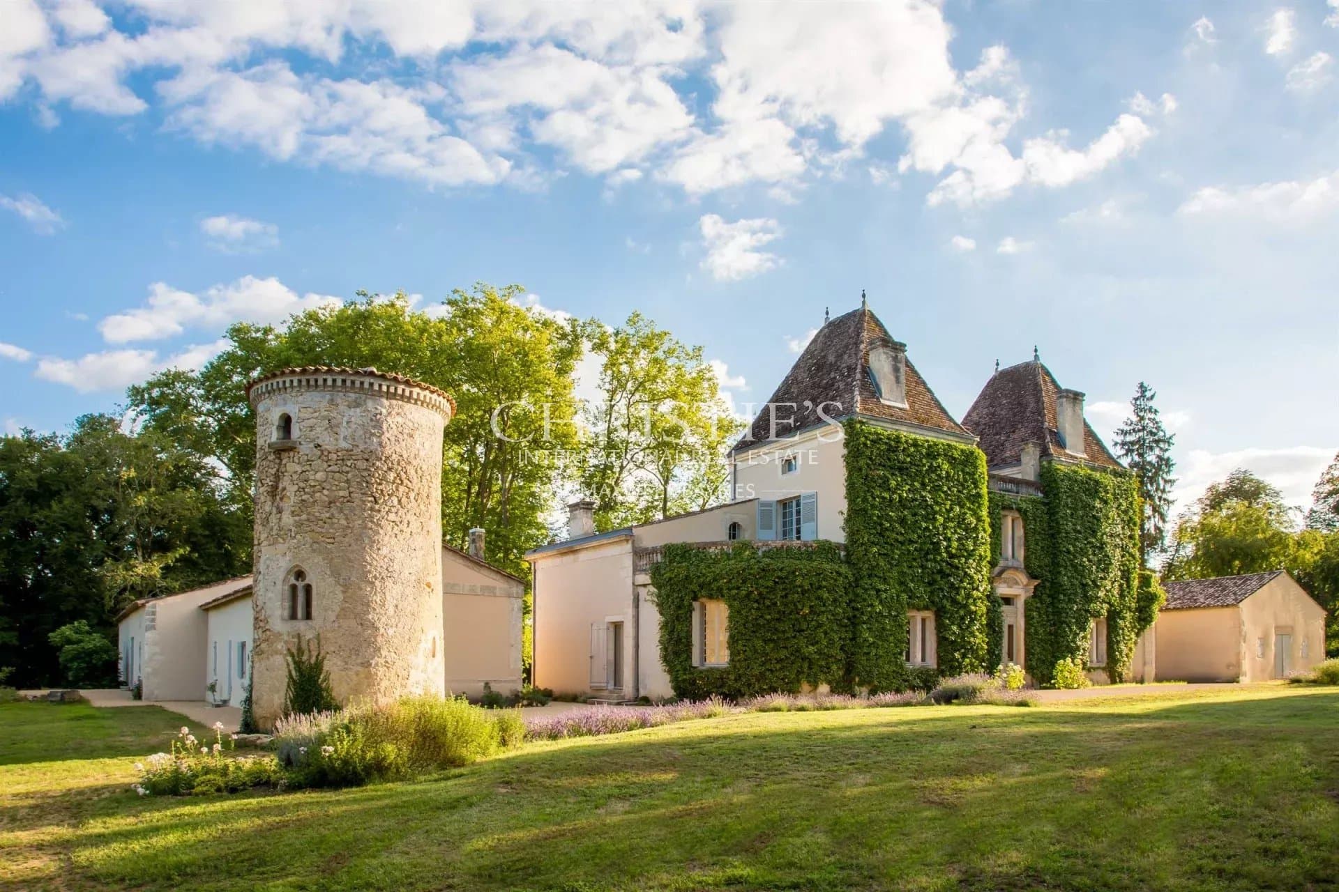 Proche de Bordeaux Château du XVI et XIX entouré de 112 hectares.