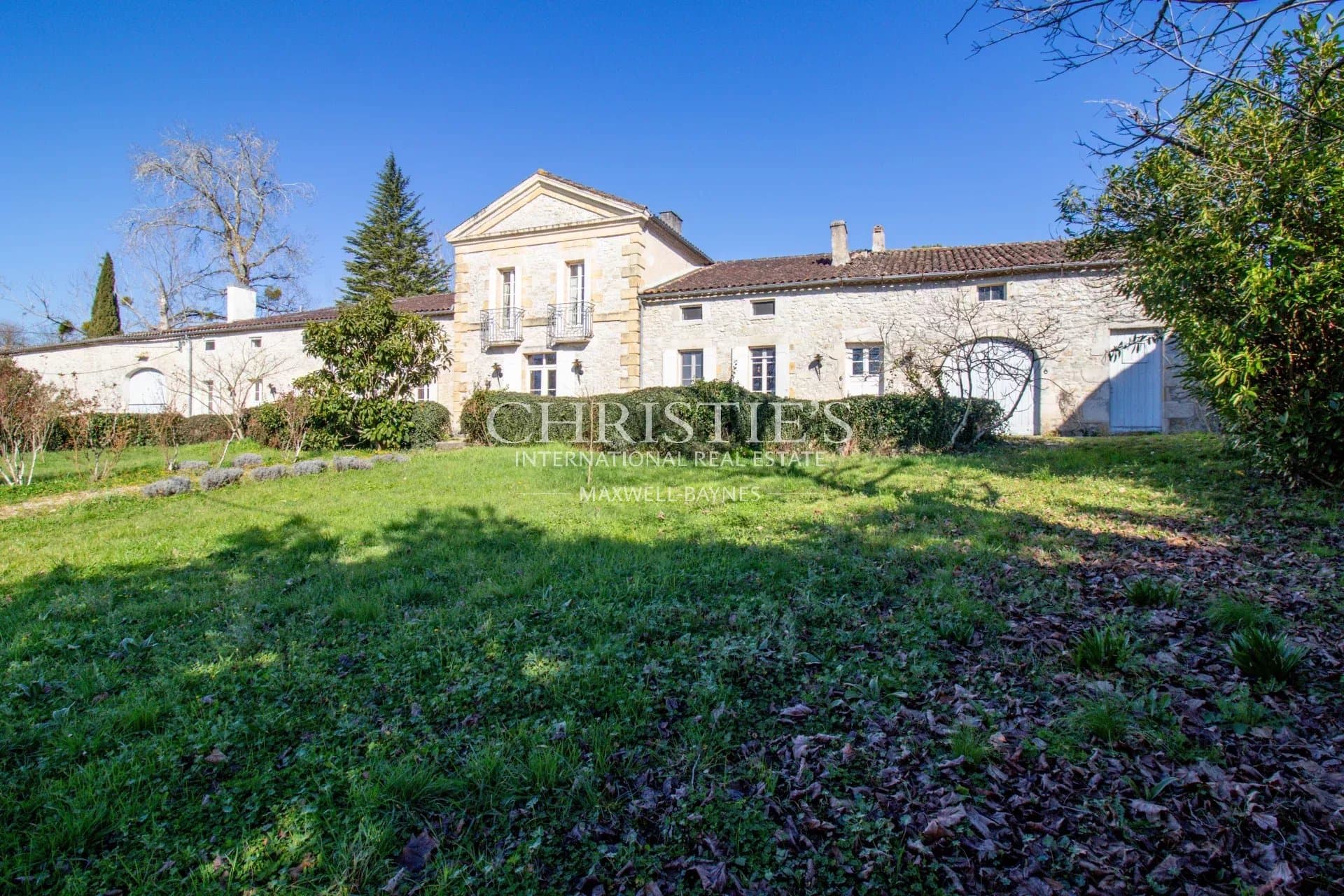 Manoir de campagne magnifique avec de beaux jardins, une piscine chauffée et une vue imprenable