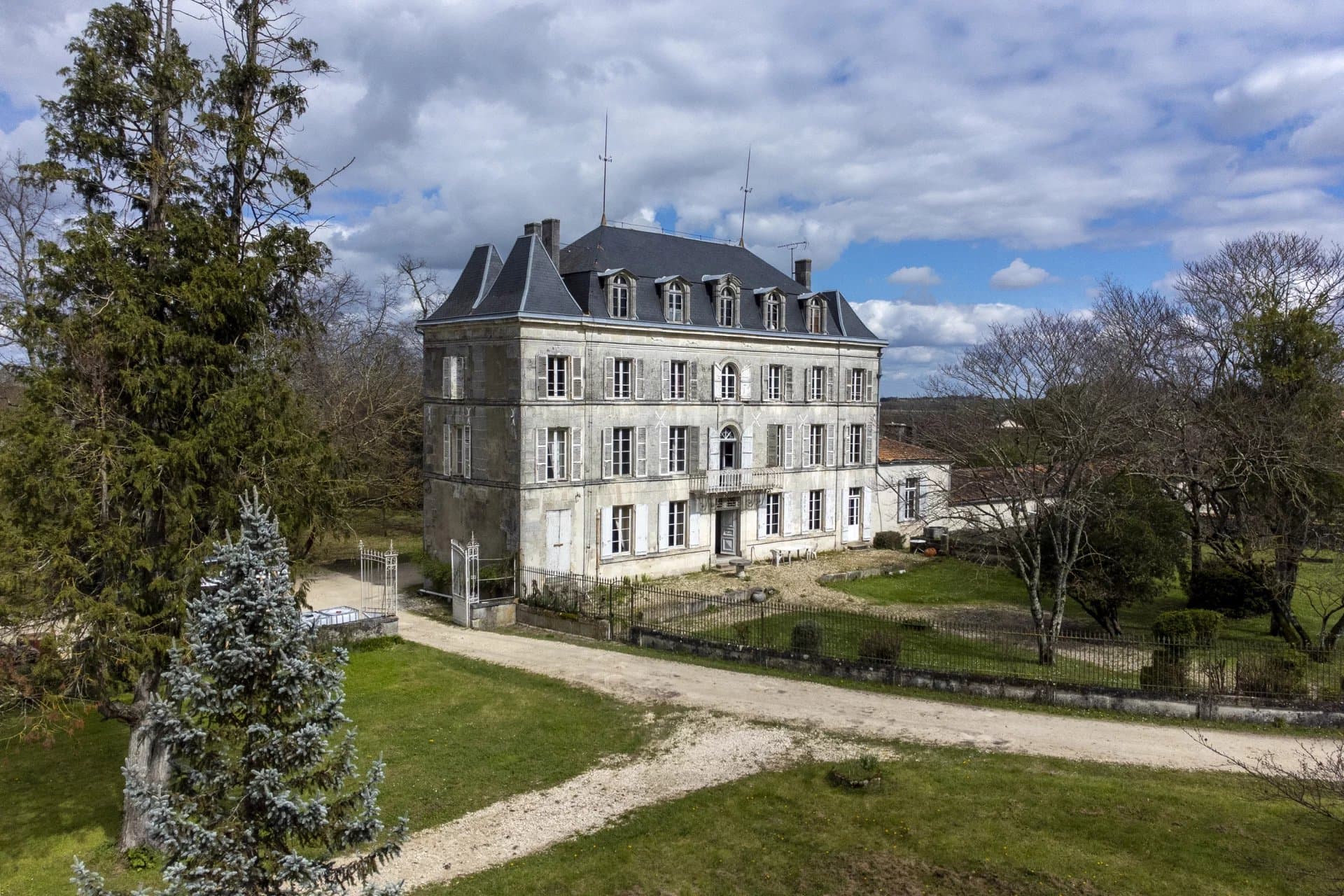 Magnifique château du 19ème siècle à rénover entre Cognac et Angoulême