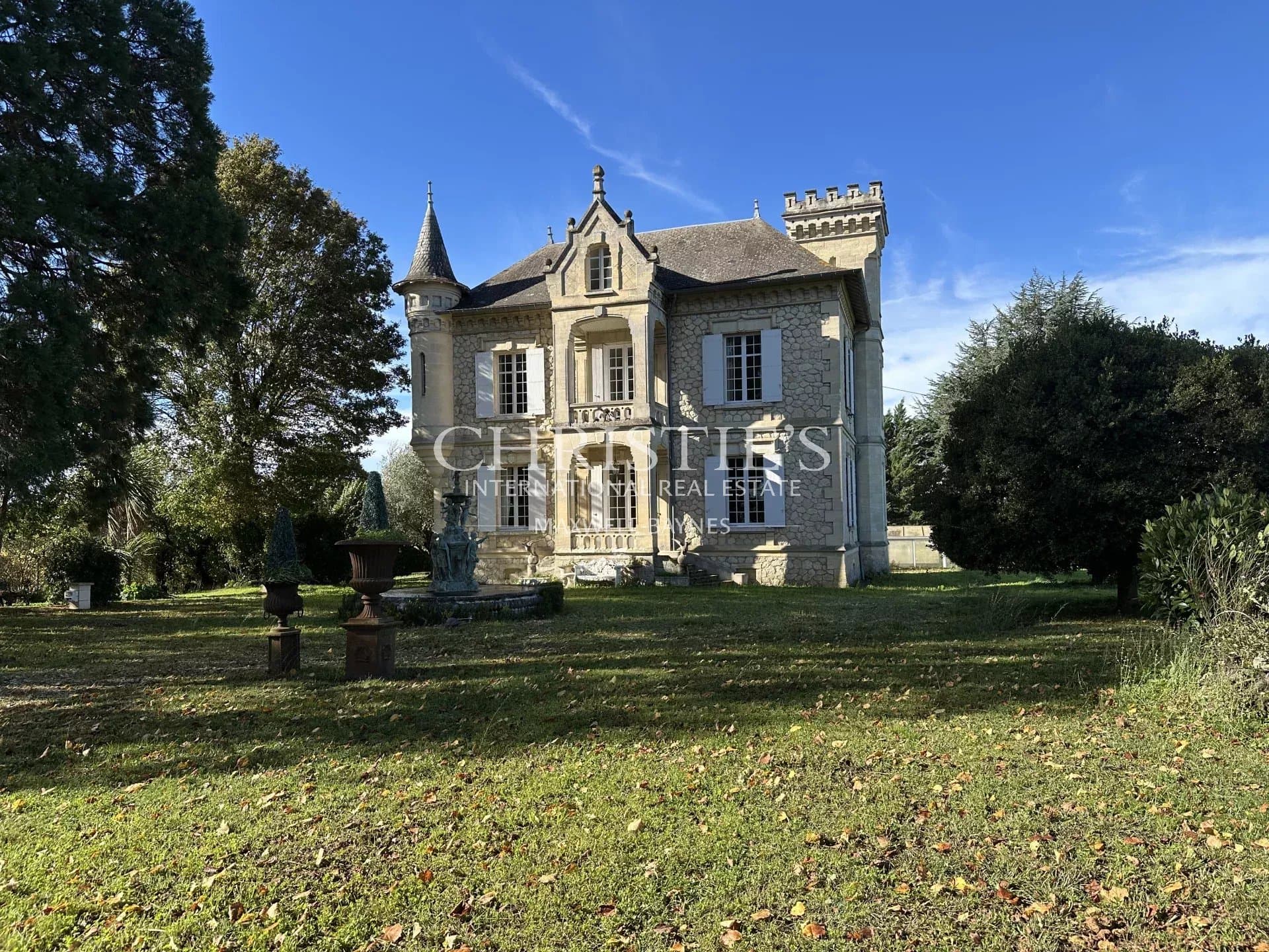 Saint Emilion region - A Charming Château offering potentiel