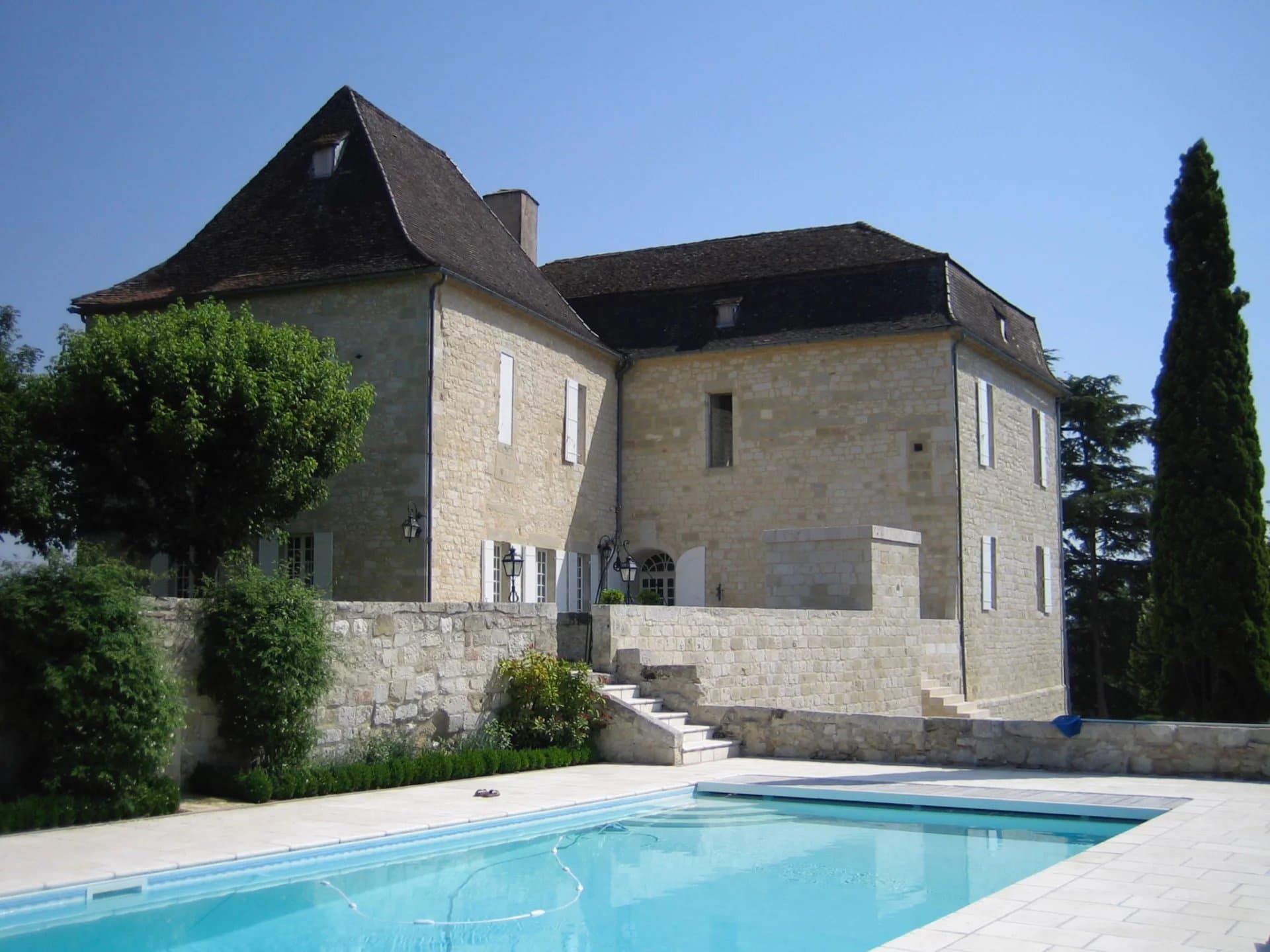 A vendre, impressionnant château avec maisons d'hôtes et deux piscines près de Lauzun