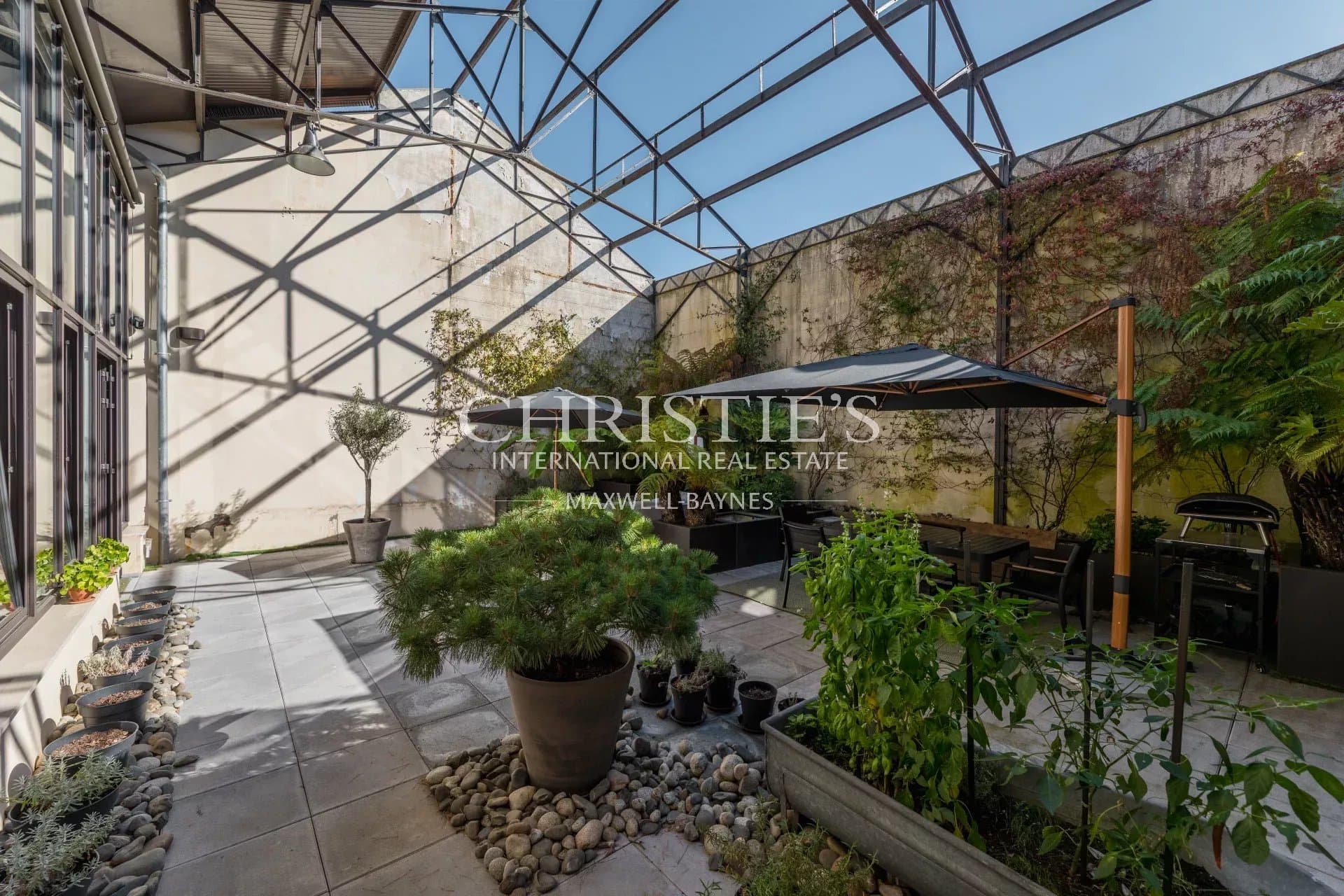 Superbe maison contemporaine au design esprit loft, baignée de lumière naturelle et ouverte sur une magnifique terrasse, au cœur de Bordeaux Bastide