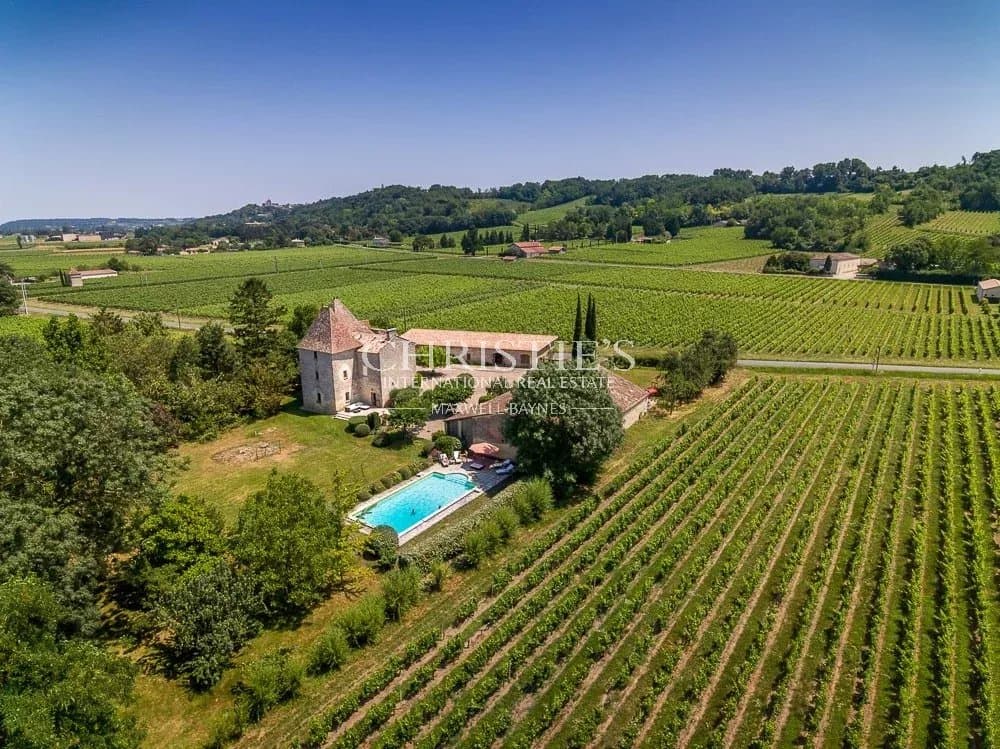 Hobby vineyard with superb 6 bedrooms medieval fortified manor near Saint-Emilion