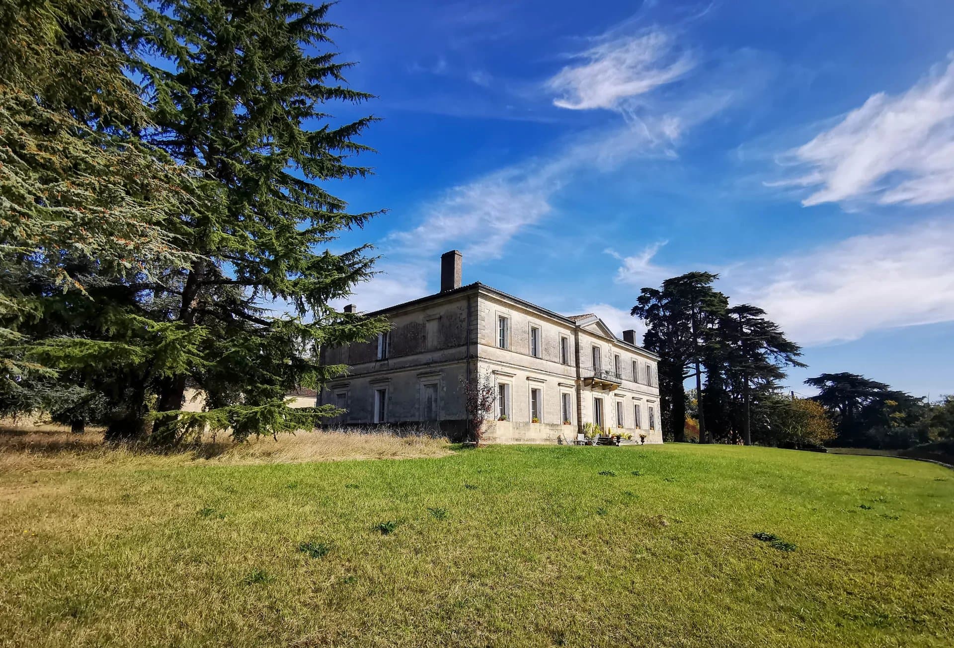 Rare château du 16ème siècle situé dans un parc de 18 hectares près de Bordeaux