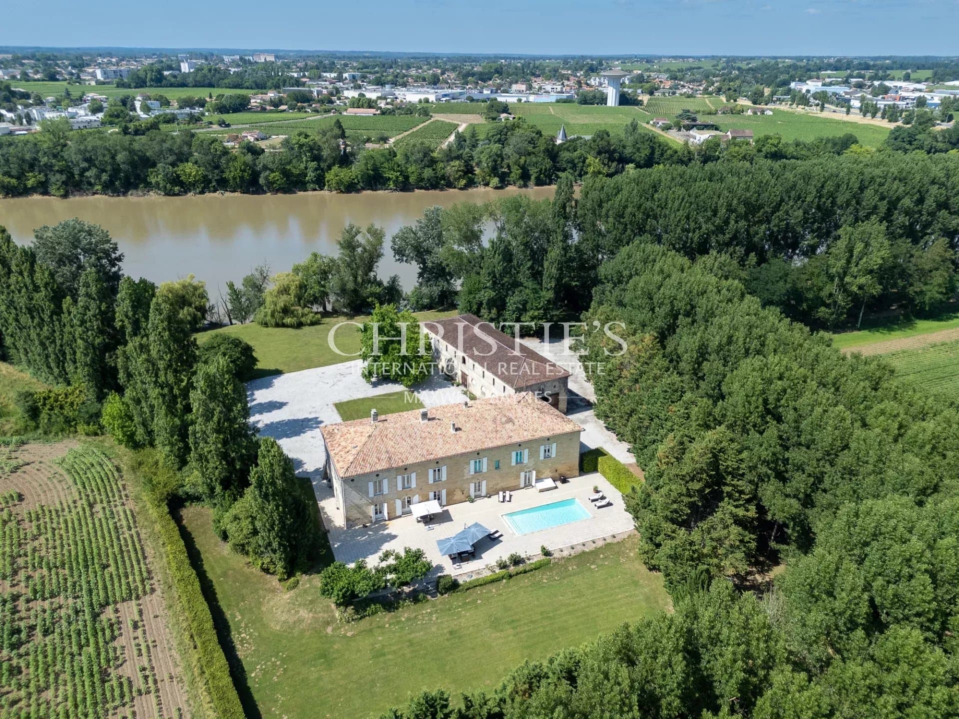 Superbe Demeure du XVIIIe Siècle sur 5.8 hectares en Bordure de Dordogne