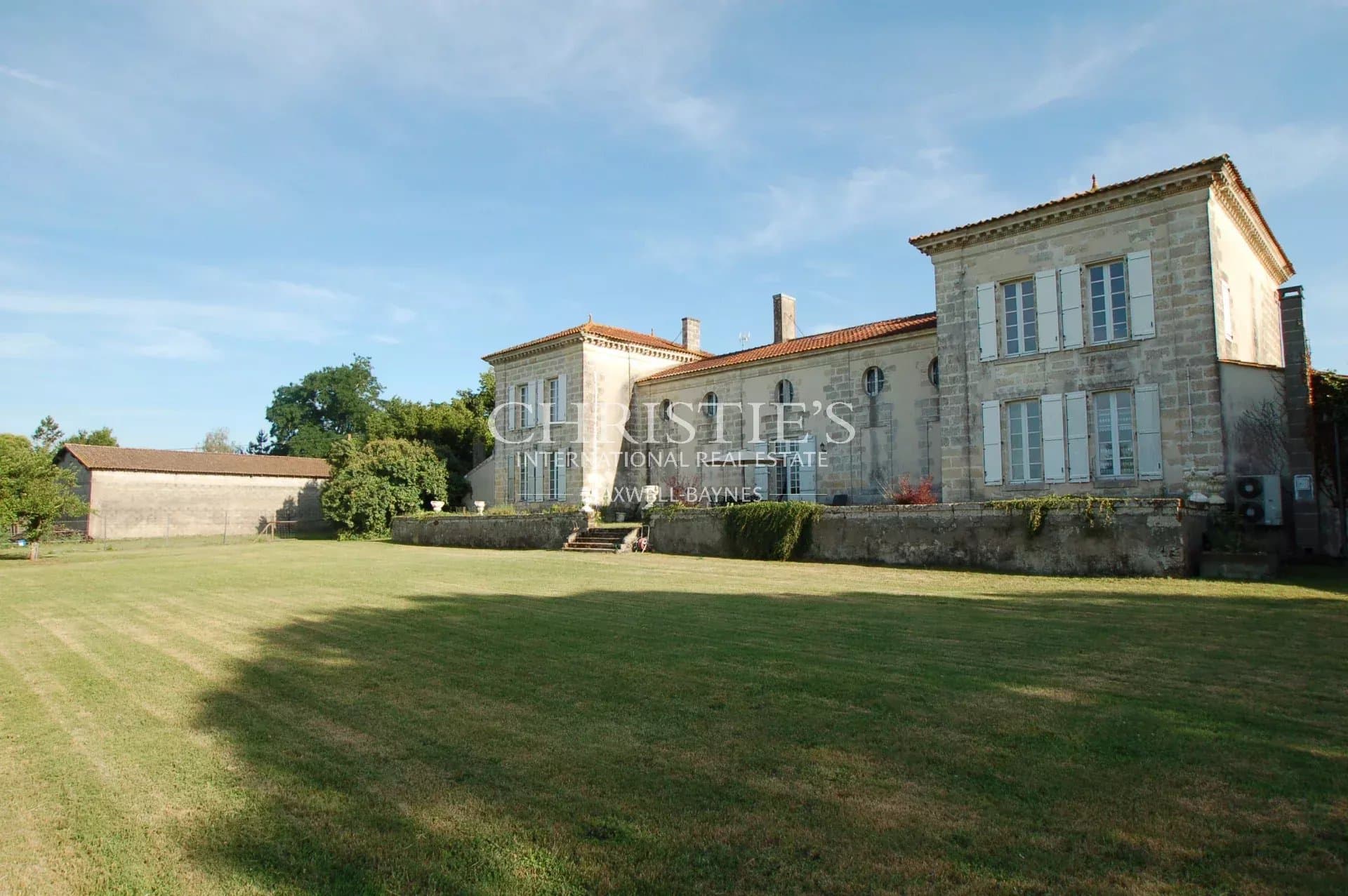 A vendre - propriété de 11 ha - Belle chartreuse à rafraichir