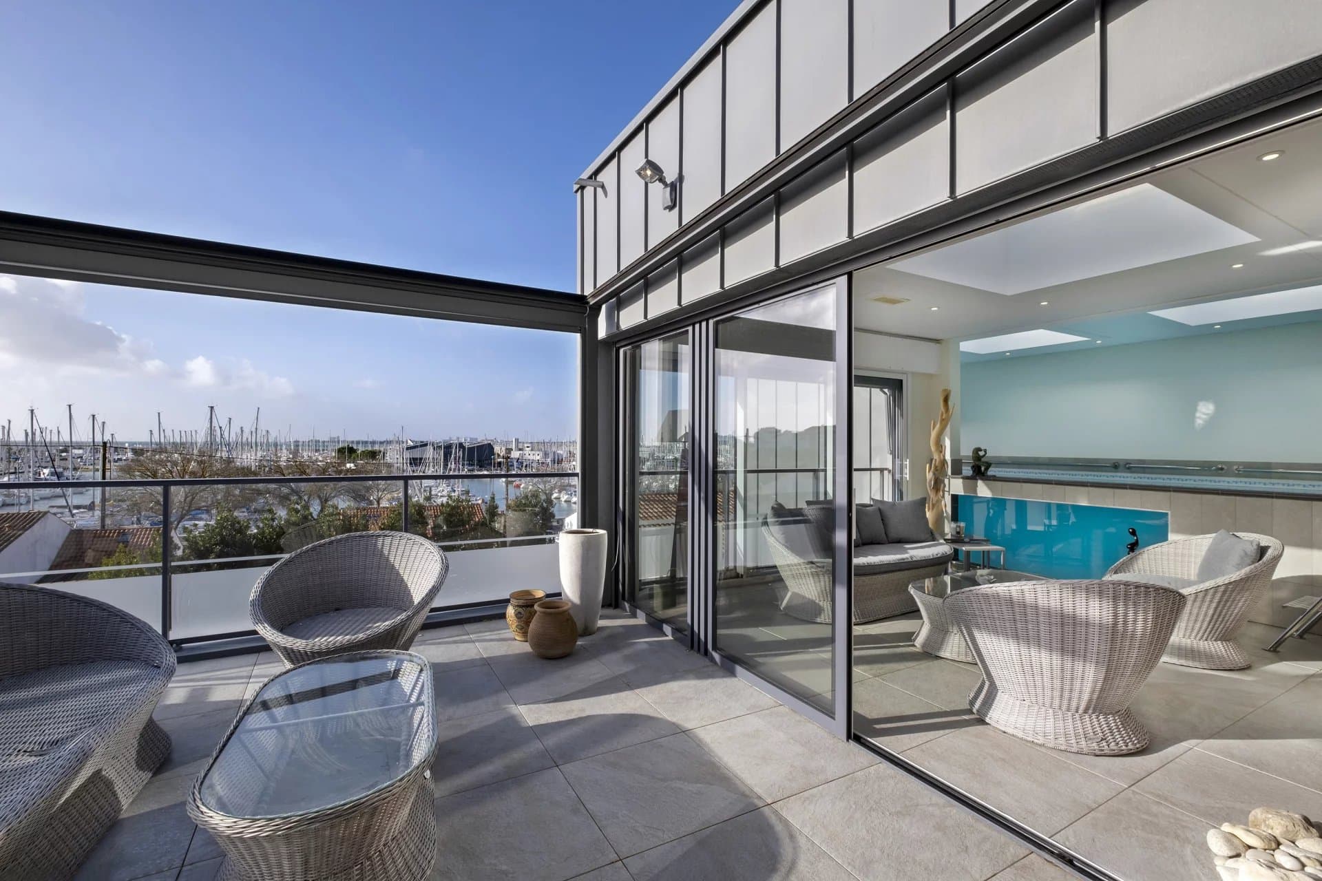 Rooftop flat with indoor pool and garages - La Rochelle