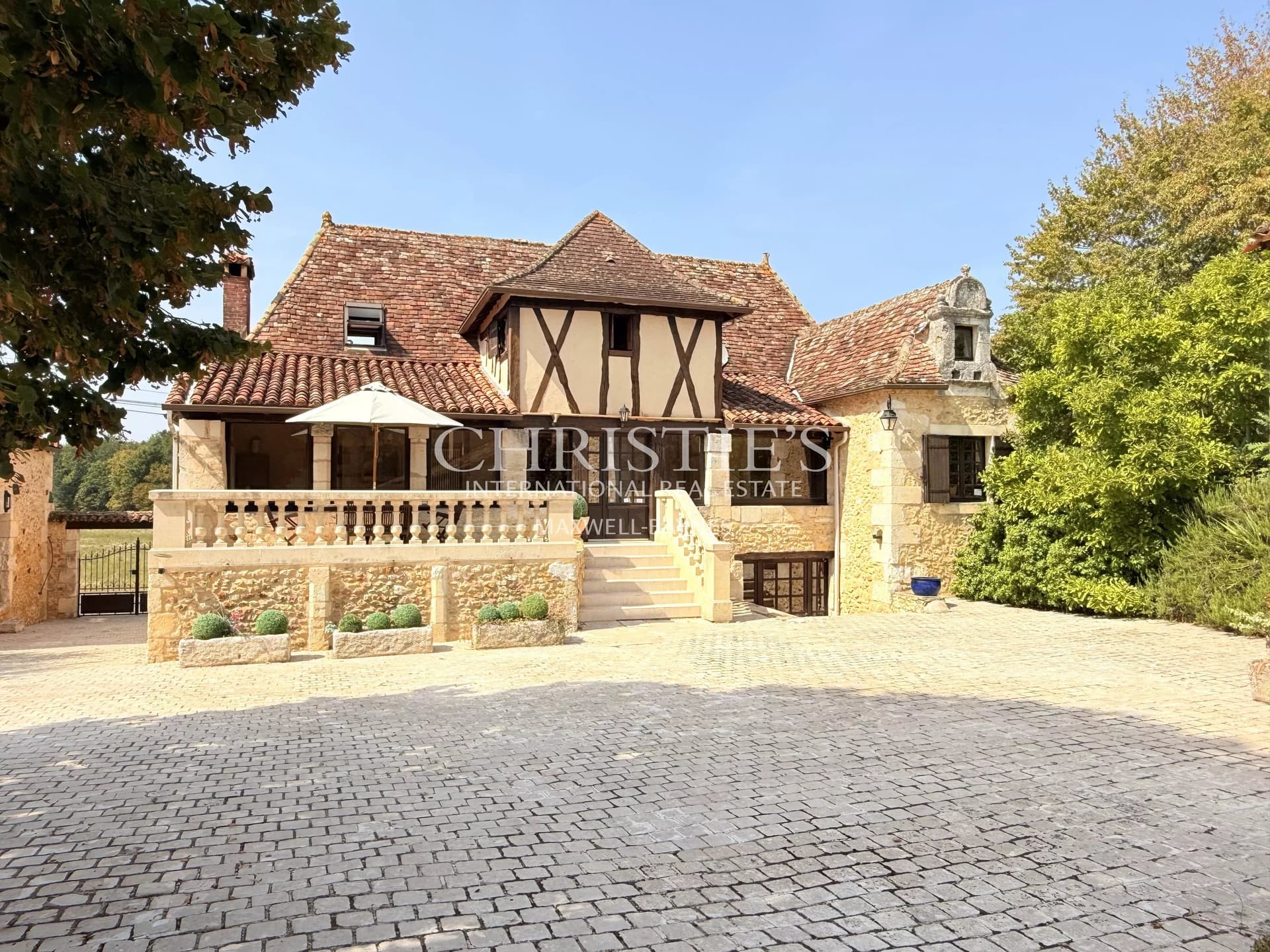 Elegant Character Property in the Dordogne with Guest House, Swimming Pool and Landscaped Grounds