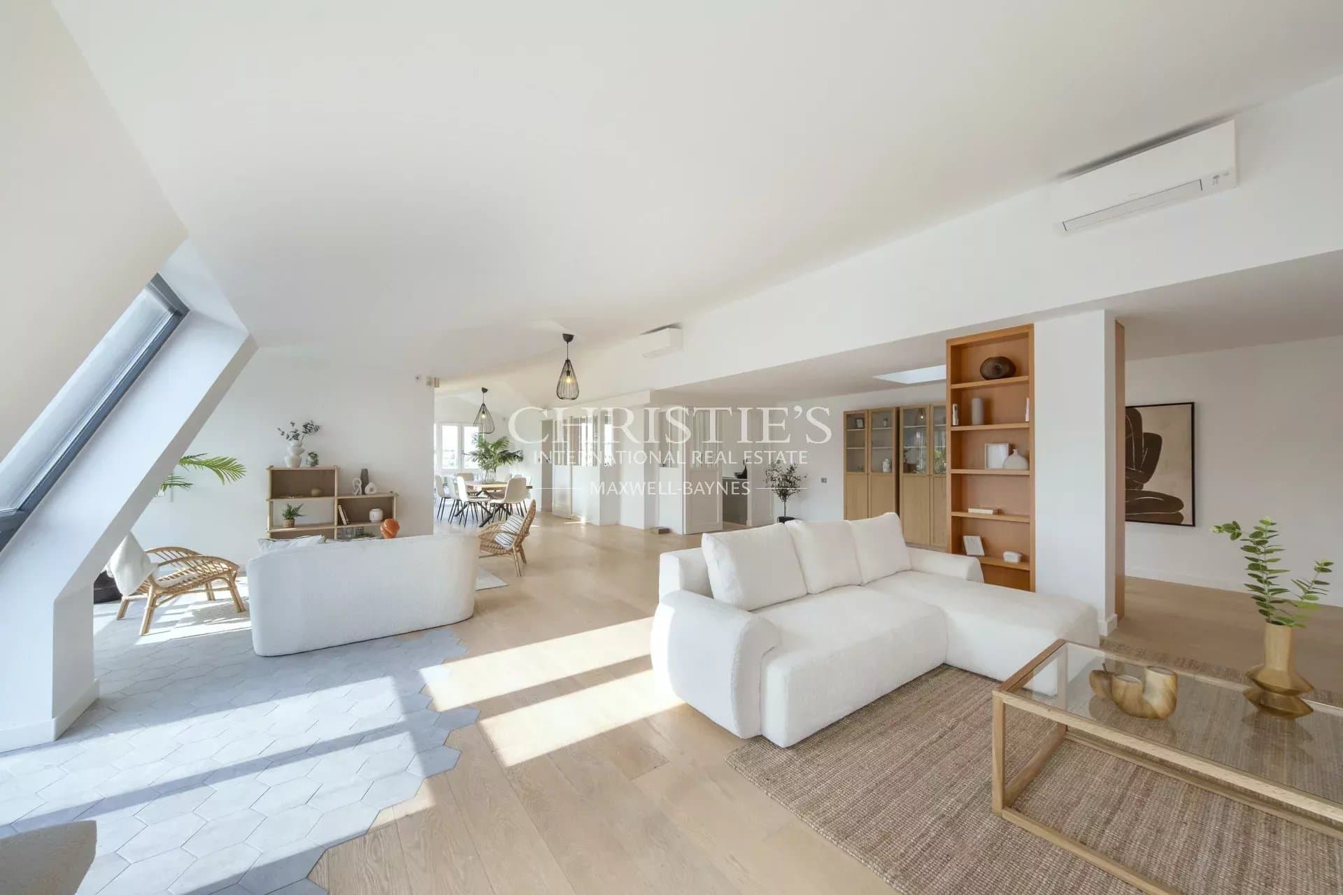 Bright Apartment with Lift and Harbour Views – La Rochelle