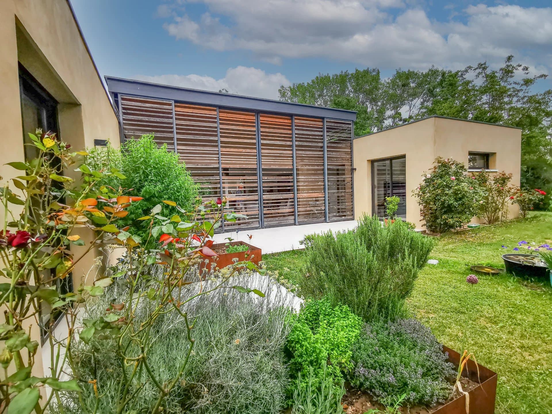 Villa d'architecte, 1 ha de terrain, près de la ville-château de Duras